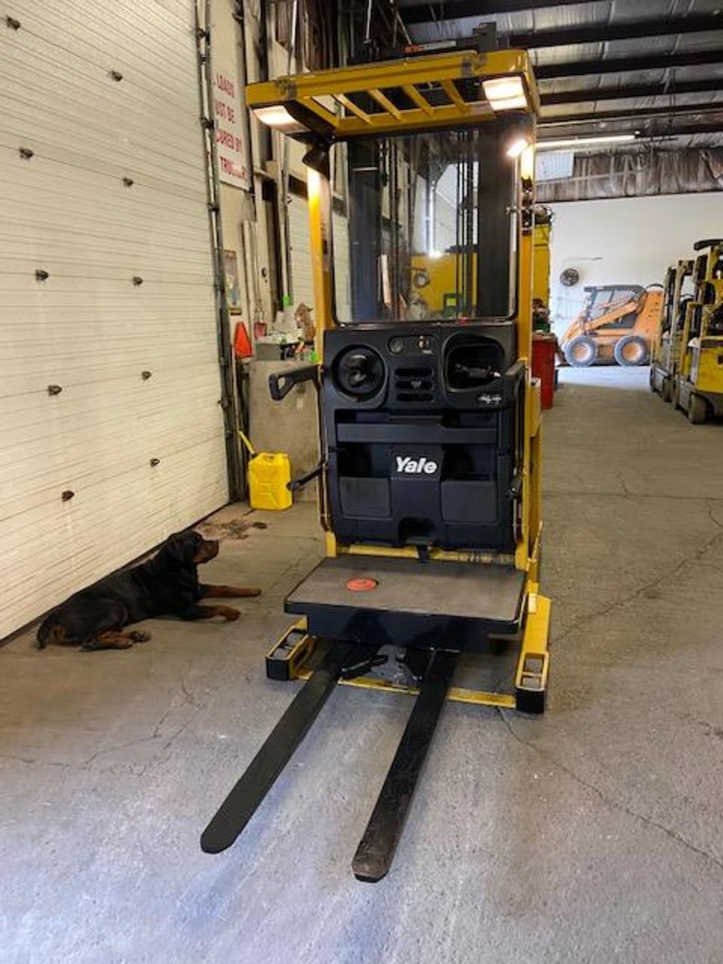 FREE CUSTOMS - Yale Order Picker Electric Powered Pallet Cart Lifter with low hours - Image 2 of 3