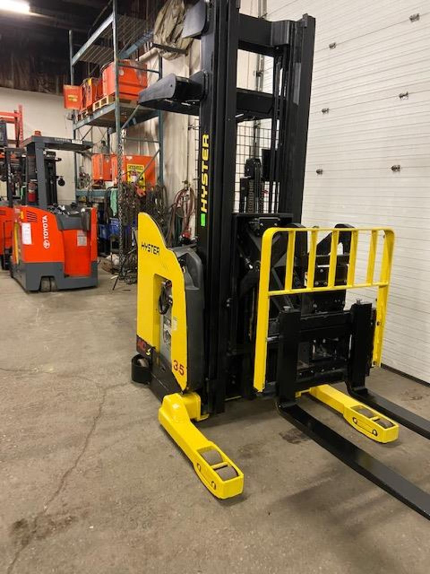 FREE CUSTOMS - 2012 Hyster Reach Truck Pallet Lifter REACH TRUCK electric 3500lbs with sideshift 3- - Image 3 of 3