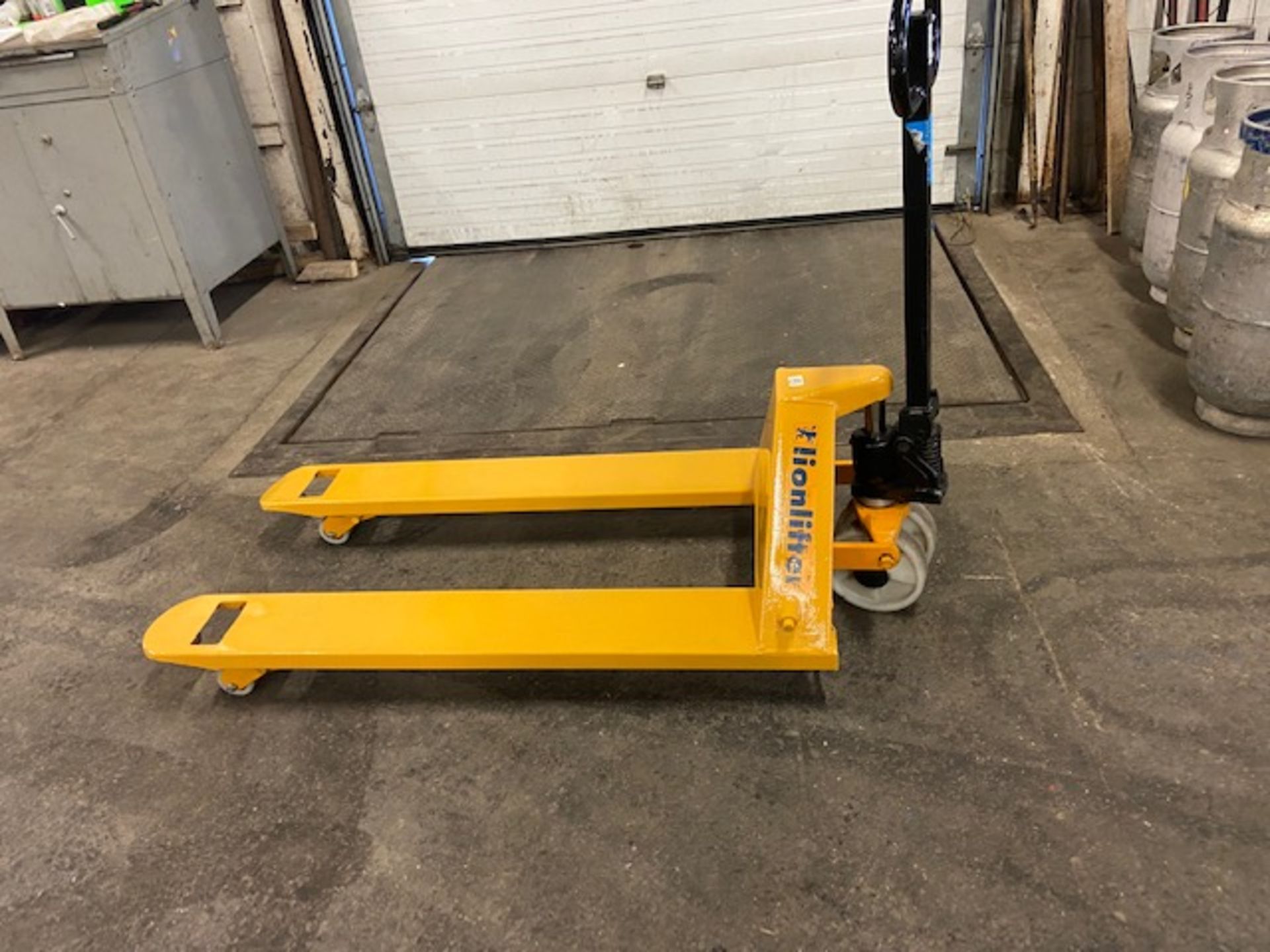 Lionlifter Hydraulic Pump Cart 5500lbs capacity NICE UNIT