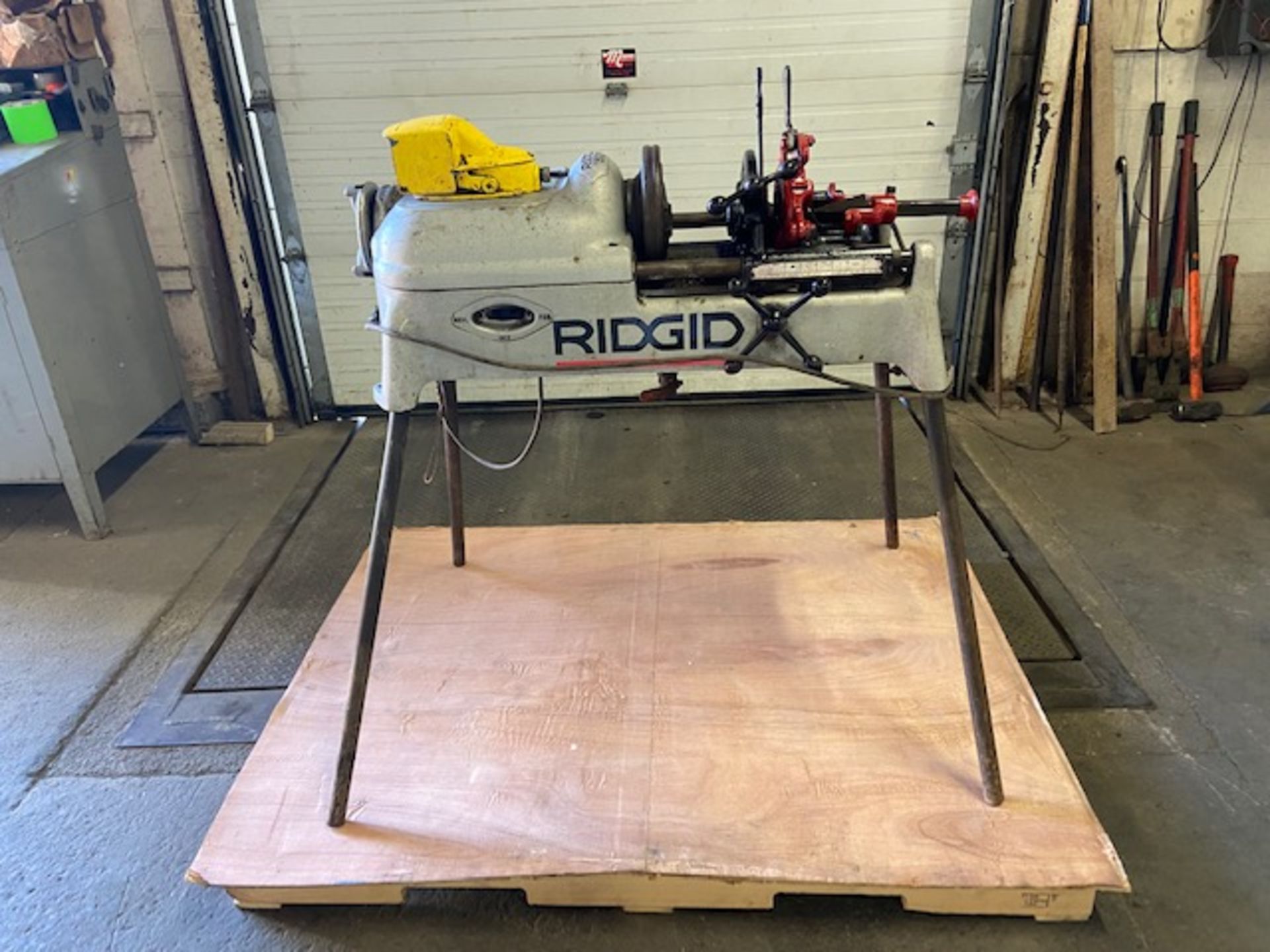 Ridgid 535 Pipe Threading Unit with Cutter and Threading Die and foot pedal Complete