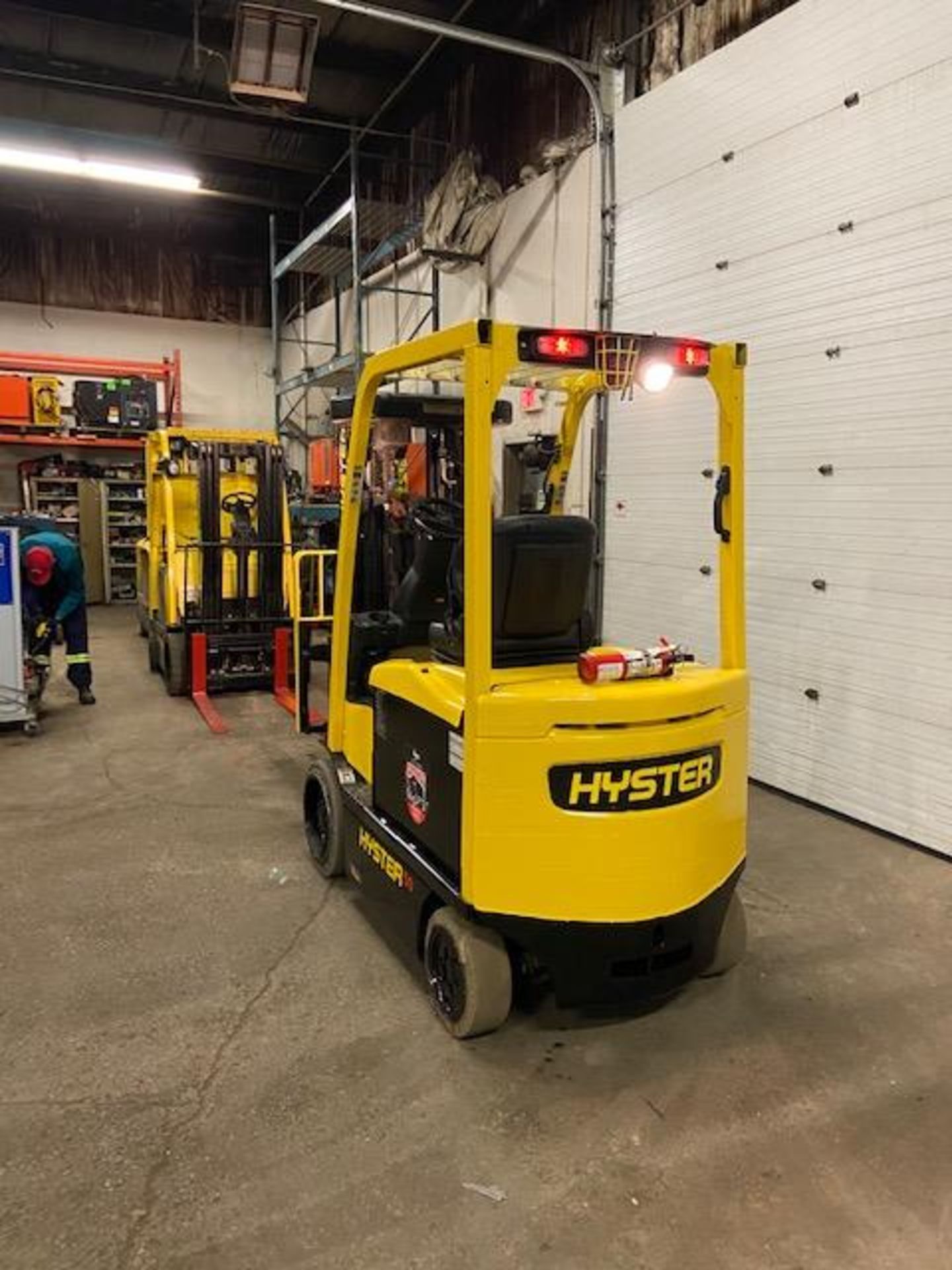 FREE CUSTOMS - 2014 Hyster 5000lbs Capacity Forklift Electric with 4-STAGE MAST with sideshift & - Image 4 of 4