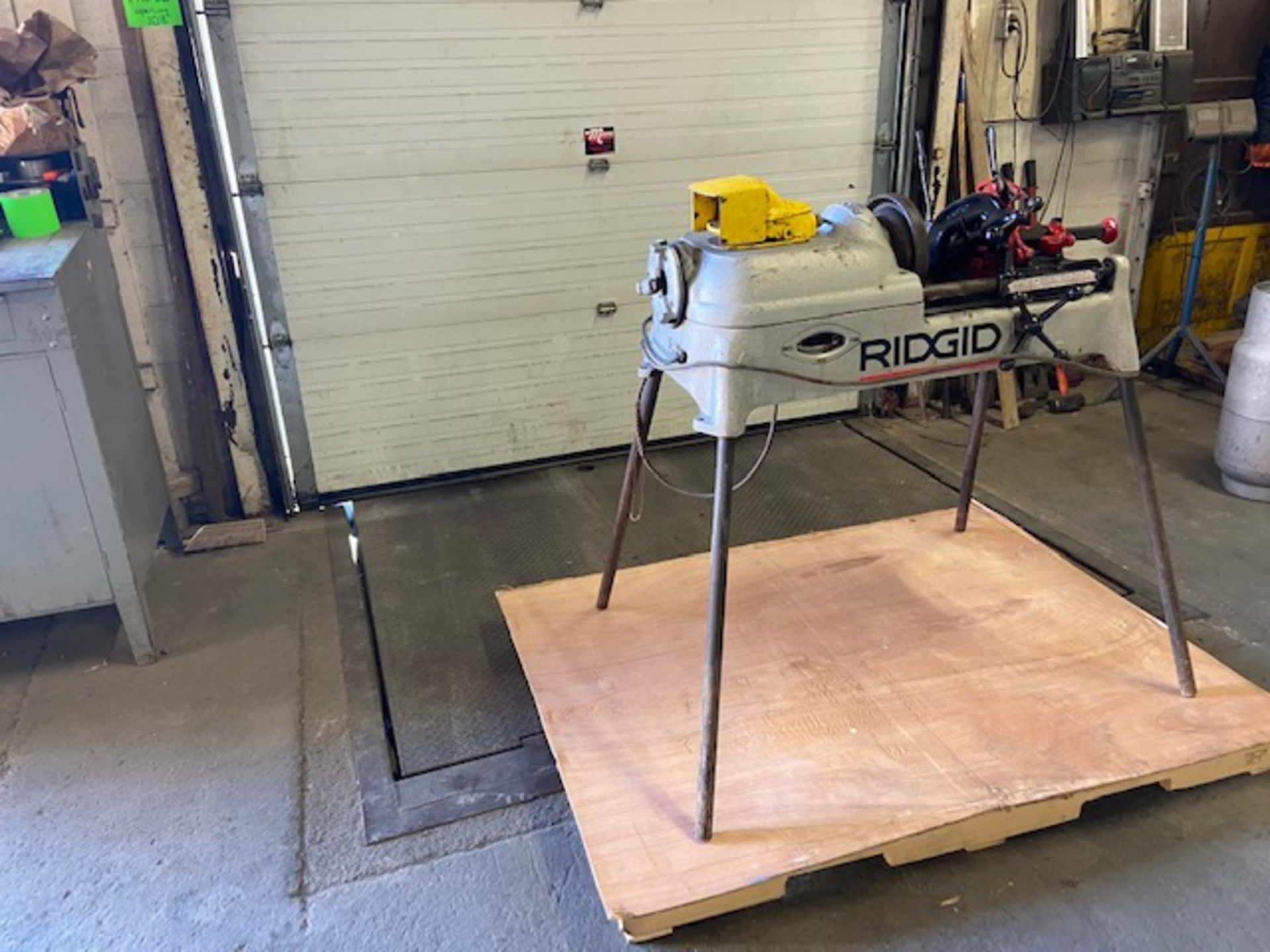 Ridgid 535 Pipe Threading Unit with Cutter and Threading Die and foot pedal Complete - Image 2 of 2