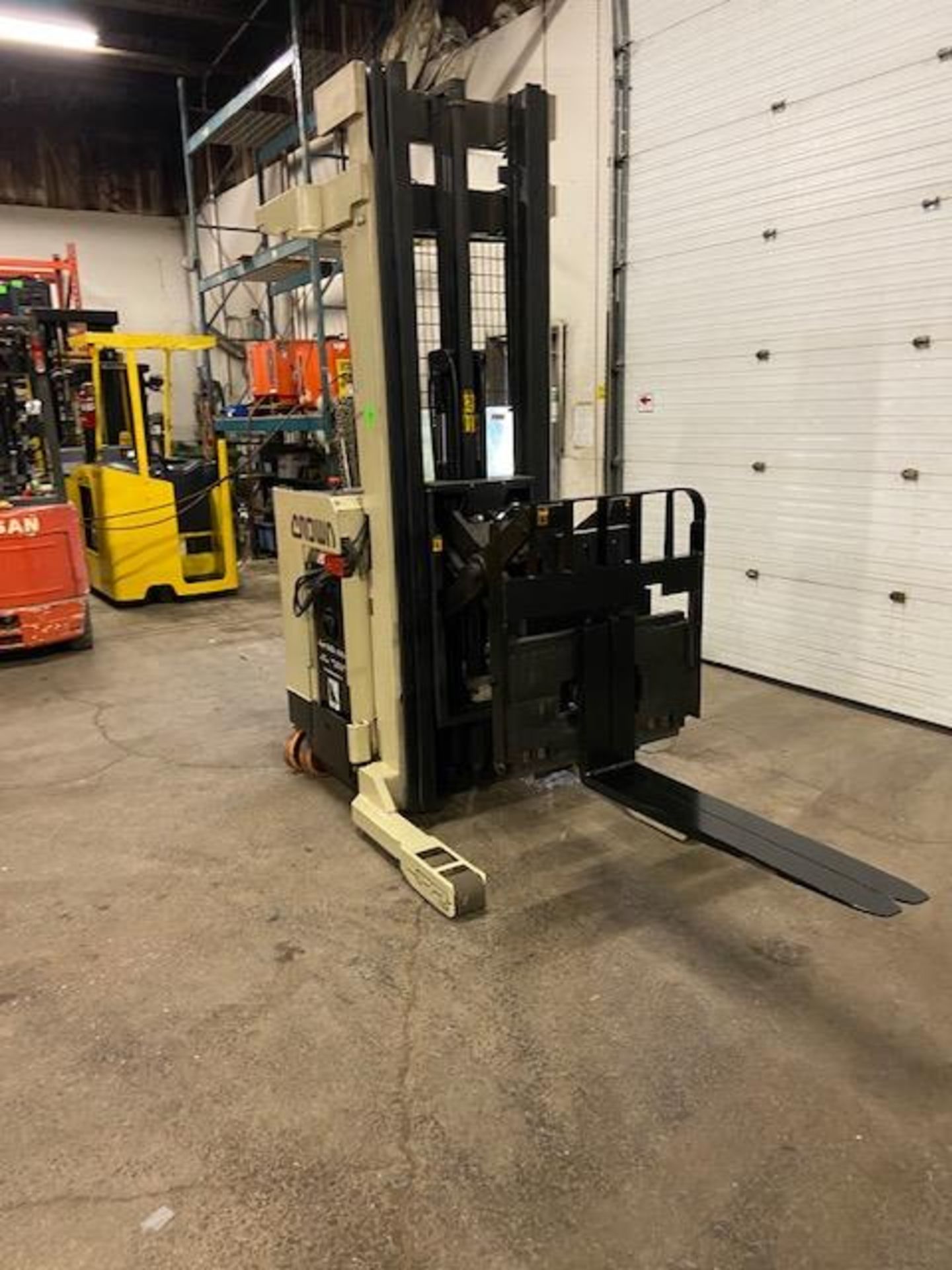 FREE CUSTOMS - Crown Reach Truck Pallet Lifter REACH TRUCK electric 3500lbs with sideshift - Image 3 of 4