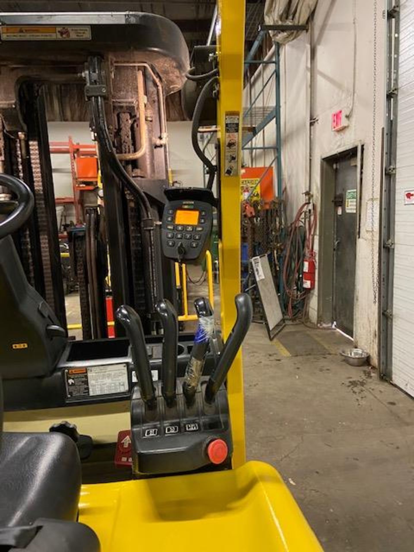 FREE CUSTOMS - 2014 Hyster 5000lbs Capacity Forklift Electric with 4-STAGE MAST with sideshift & - Image 2 of 4