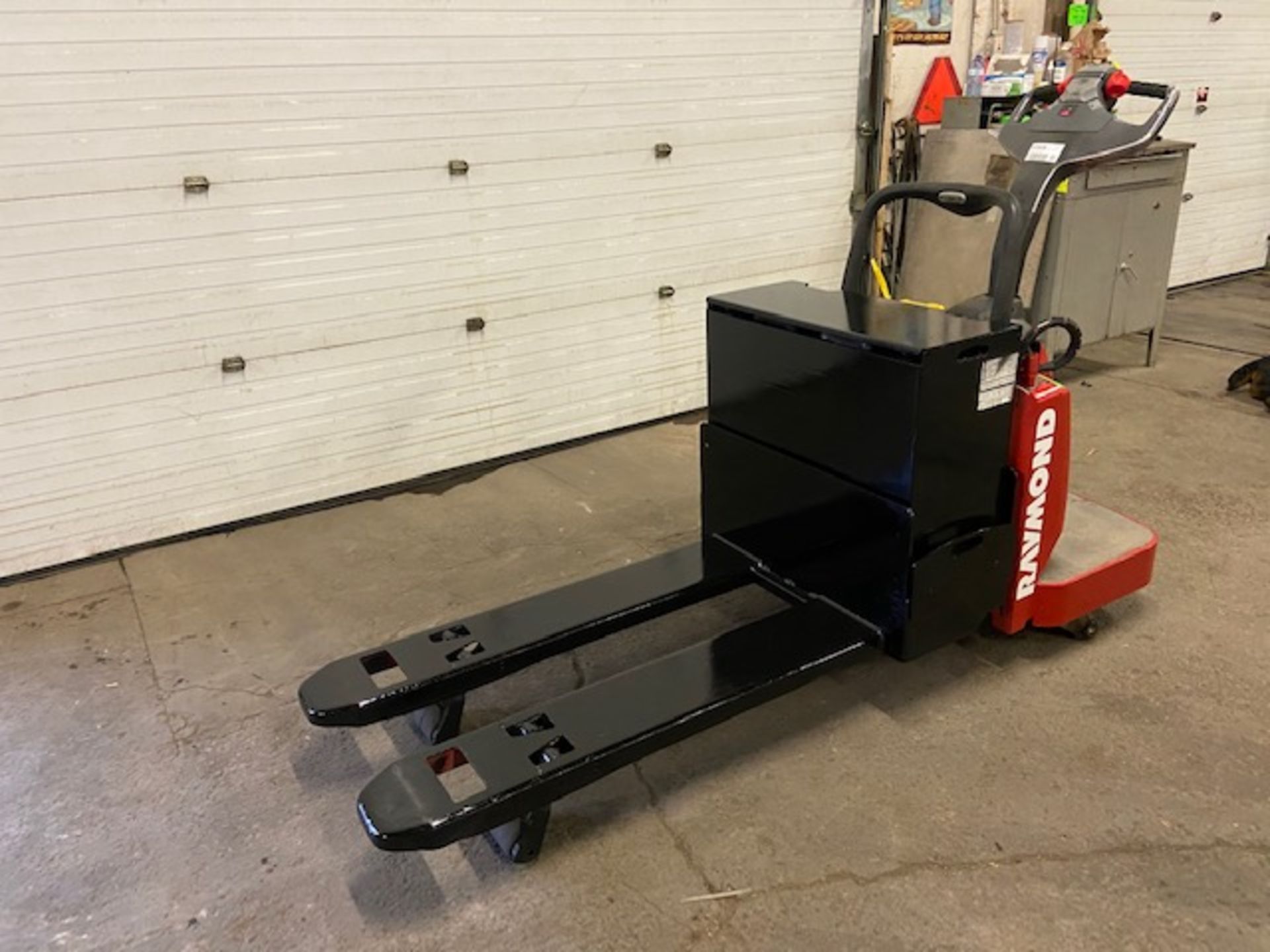 Raymond Electric Ride on Powered Pallet Cart Lift 6000lbs capacity 4' Long with LOW HOURS - Image 2 of 3