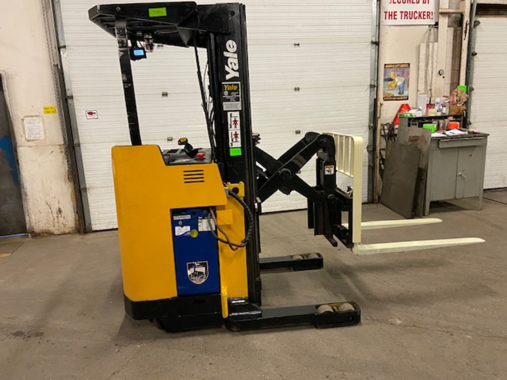 FREE CUSTOMS - Yale Reach Truck Pallet Lifter REACH TRUCK electric 4000lbswith sideshift 3-stage