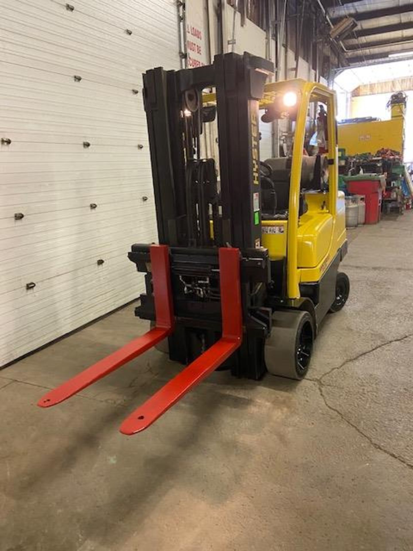 FREE CUSTOMS - 2014 Hyster 8000lbs Capacity Forklift LPG (Propane) with sideshift and 3 stage mast - Image 2 of 3