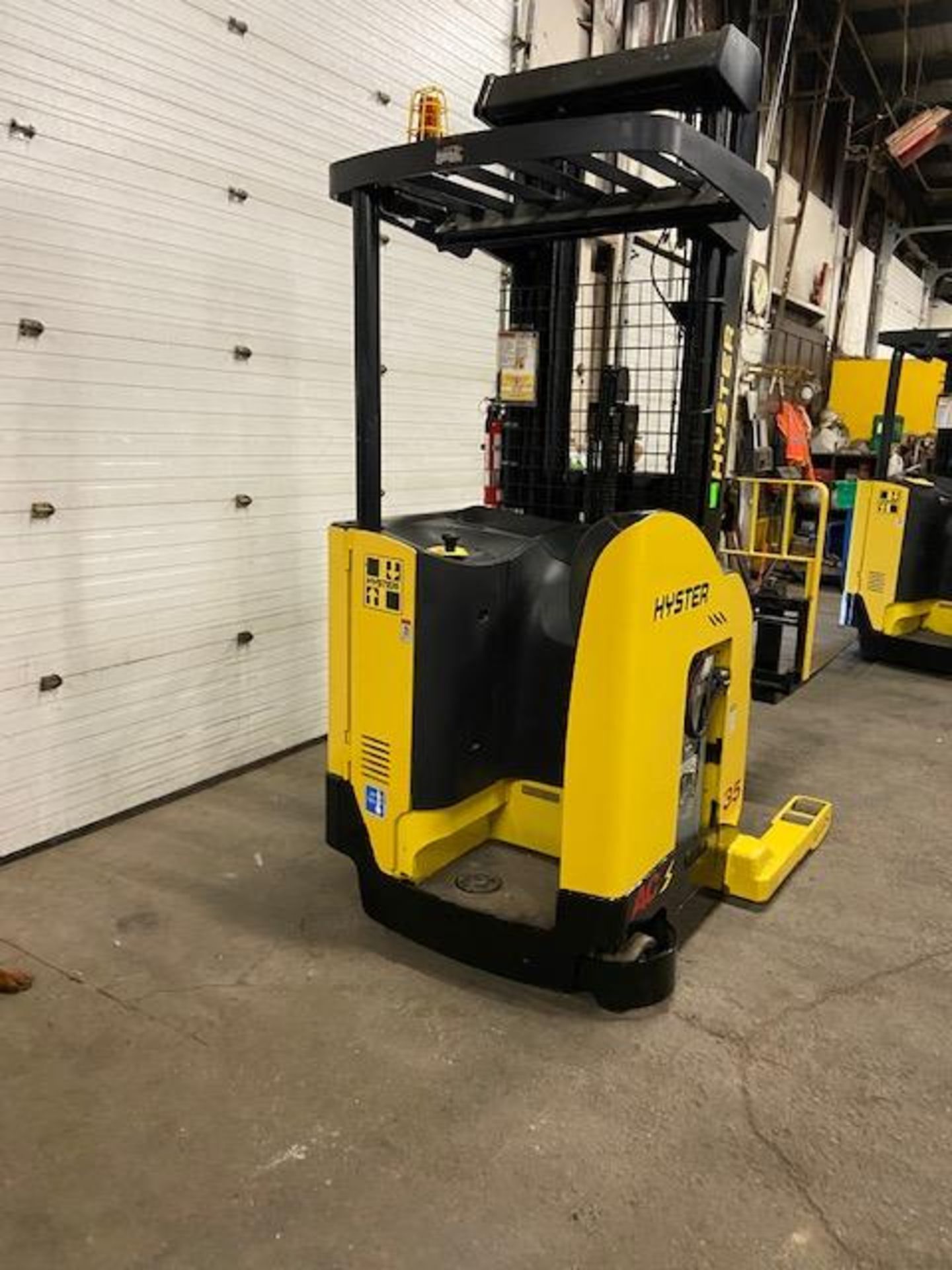 FREE CUSTOMS - 2012 Hyster Reach Truck Pallet Lifter REACH TRUCK electric 3500lbs with sideshift 3- - Image 2 of 3