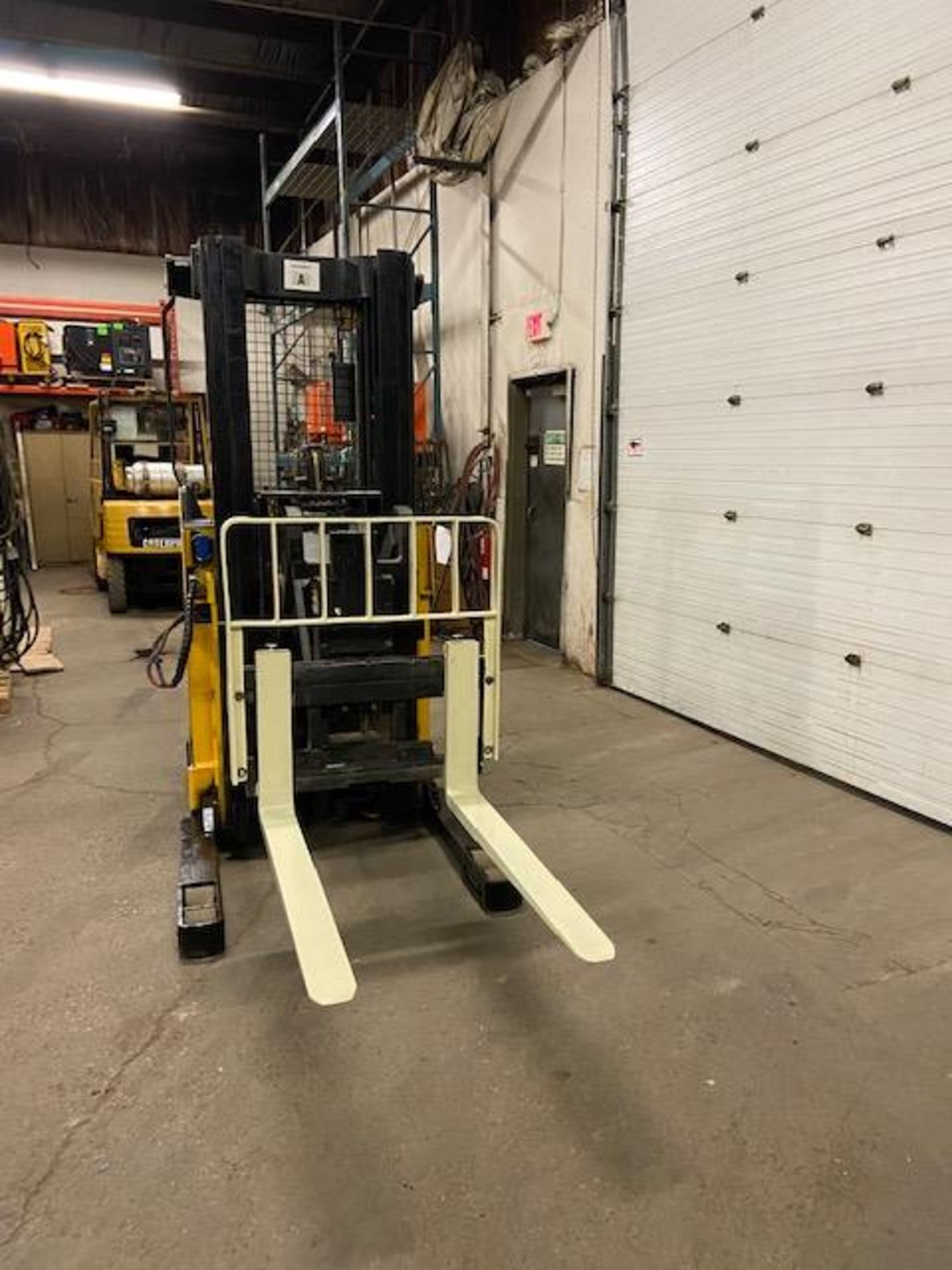 FREE CUSTOMS - Yale Reach Truck Pallet Lifter REACH TRUCK electric 4000lbswith sideshift 3-stage - Image 2 of 3