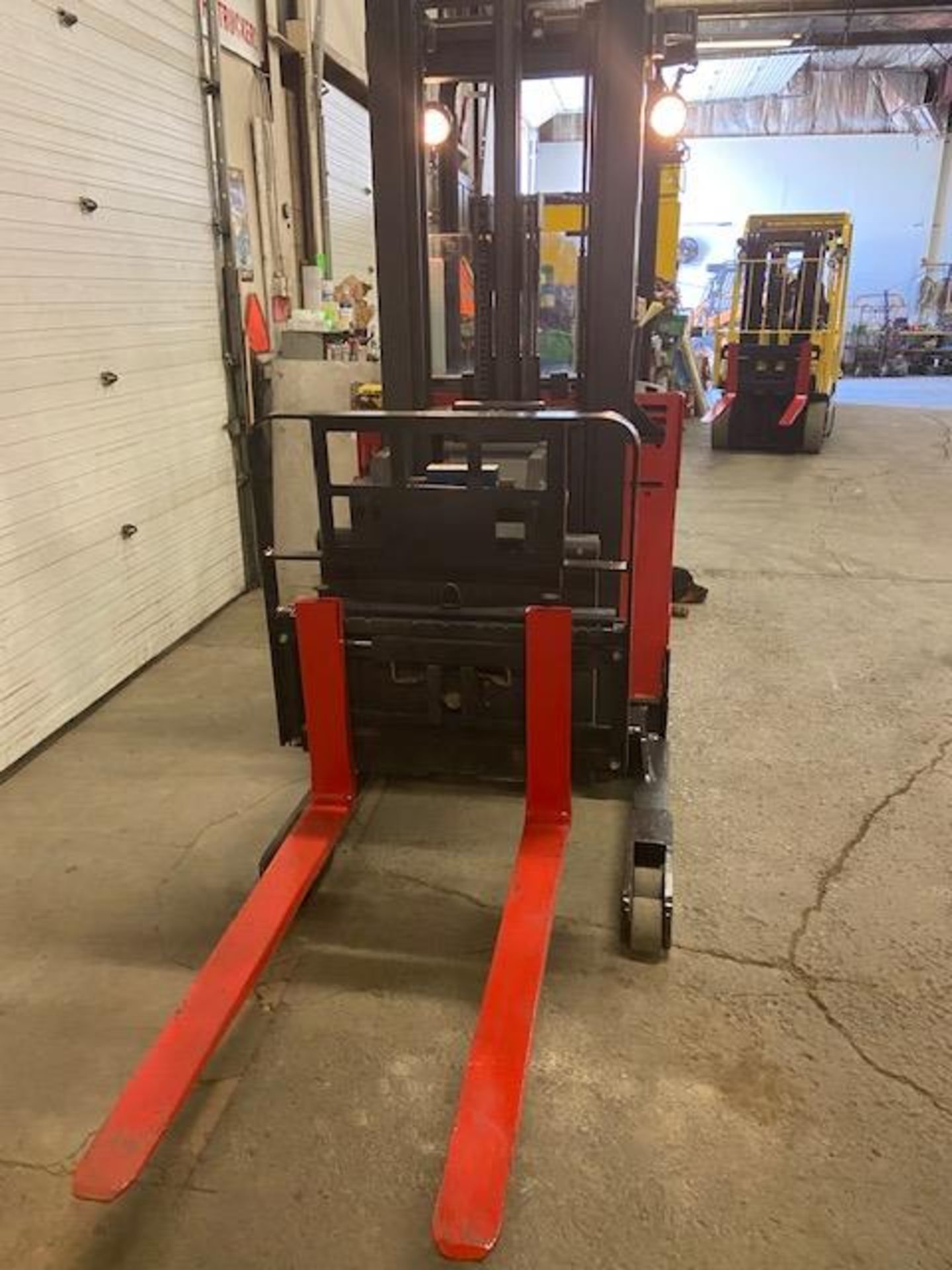 FREE CUSTOMS - Raymond Reach Truck Pallet Lifter REACH TRUCK electric 3000lbs & sideshift WITH - Image 2 of 3