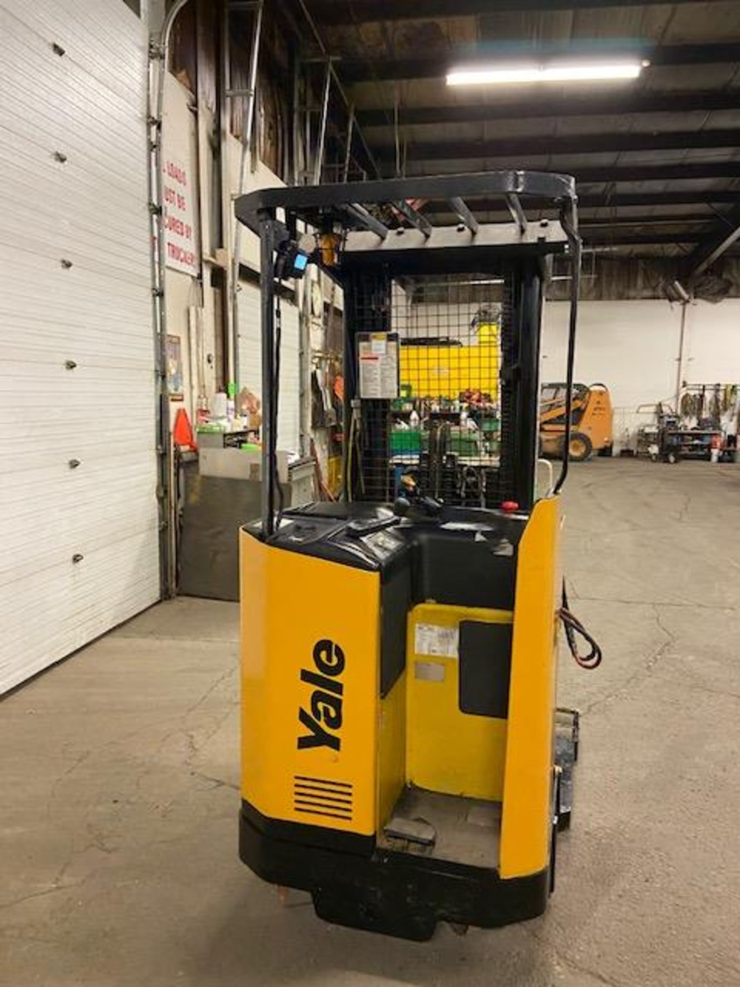 FREE CUSTOMS - Yale Reach Truck Pallet Lifter REACH TRUCK electric 4000lbswith sideshift 3-stage - Image 3 of 3