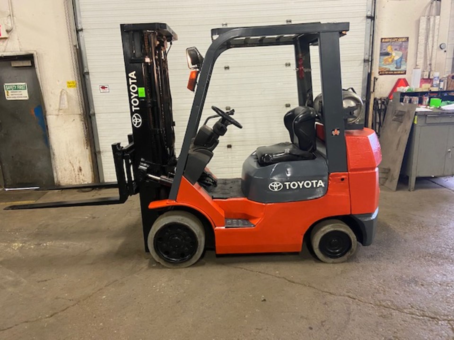 FREE CUSTOMS - Toyota 5000lbs capacity LPG (propane) Forklift with sideshift and 3-stage Mast