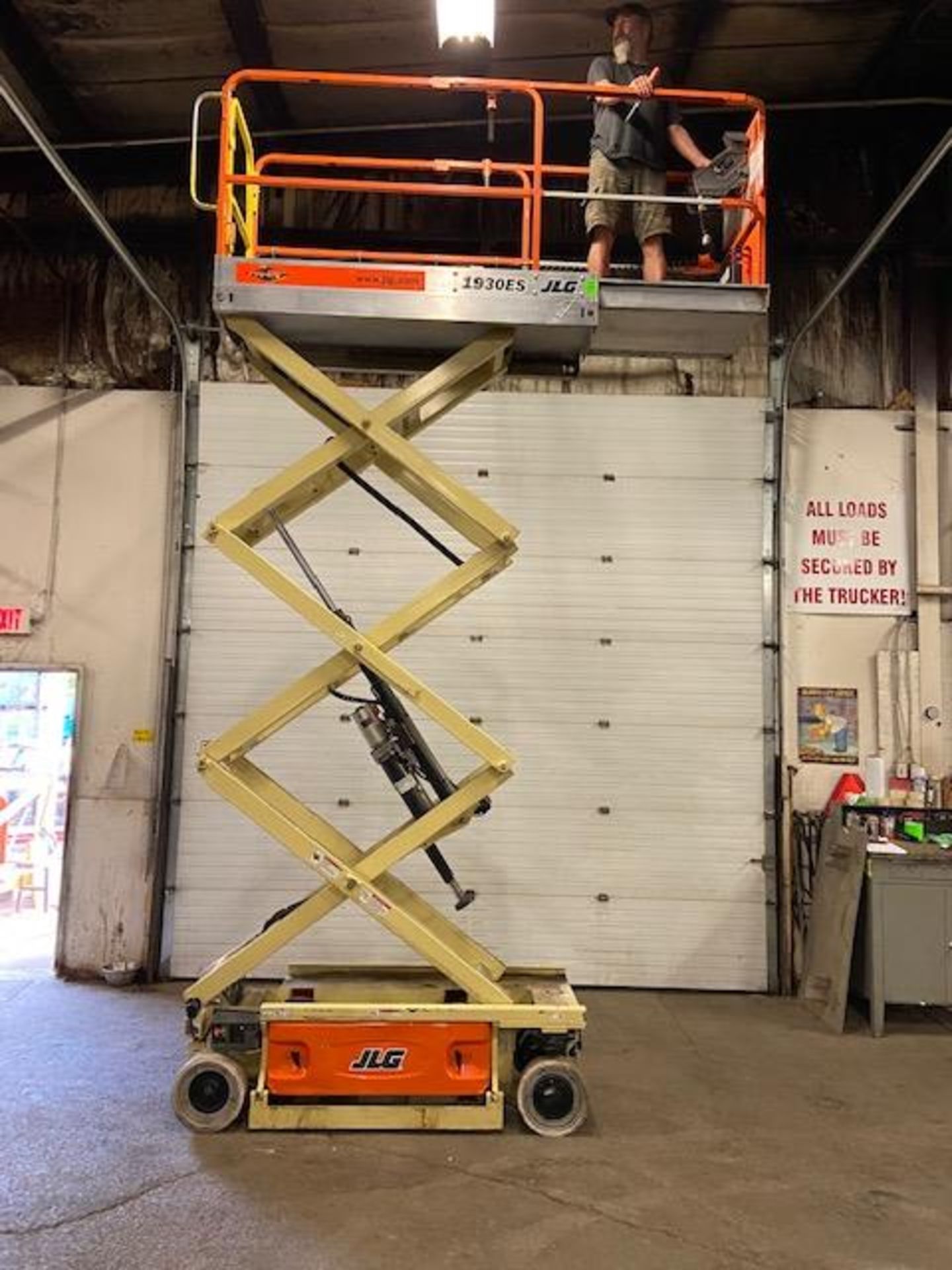 2010 JLG 1930 ES Electric Motorized Scissor Lift - with Extendable Platform Deck with pendant - Image 3 of 5