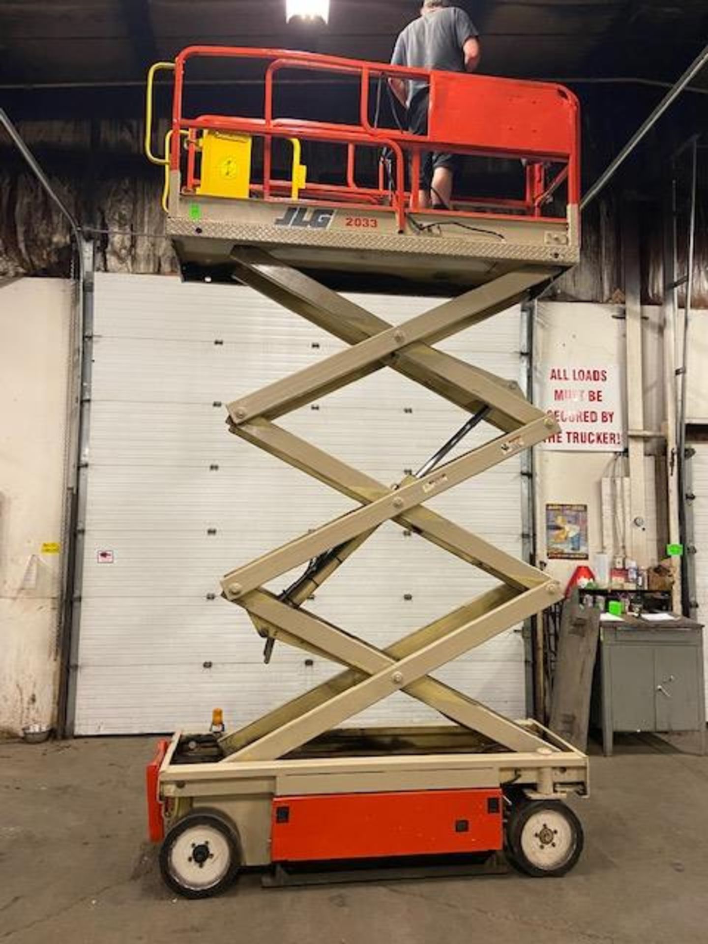 2010 JLG 2033 Electric Motorized Scissor Lift - with Extendable Platform Deck with pendant