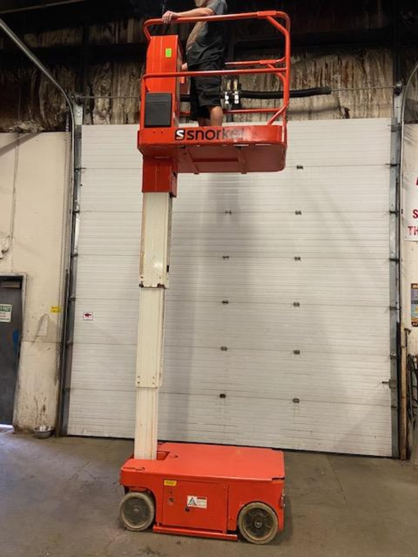 Snorkel Model TM12 Self-propelled Telescopic Working Platform Manlift lift unit 500lbs capacity - Image 3 of 3