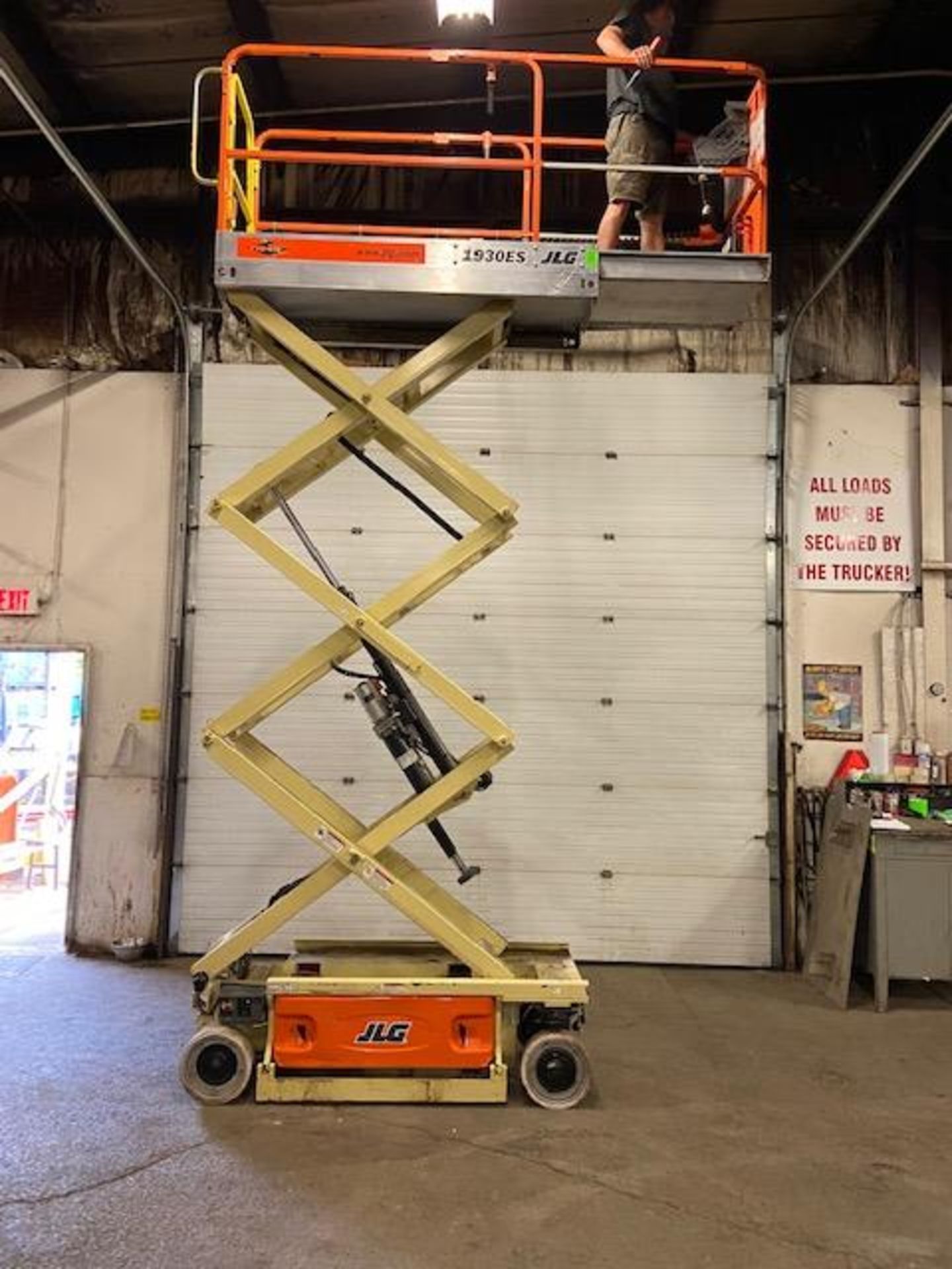 2010 JLG 1930 ES Electric Motorized Scissor Lift - with Extendable Platform Deck with pendant - Image 4 of 5