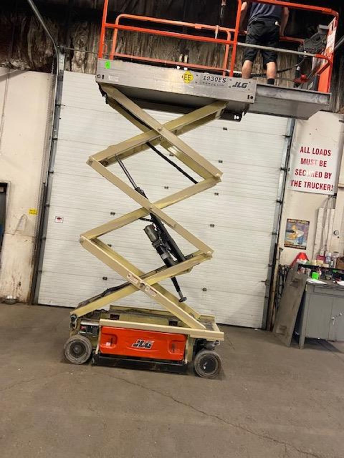 2014 JLG 1930 ES Electric Motorized Scissor Lift - with Extendable Platform Deck with pendant - Image 2 of 3