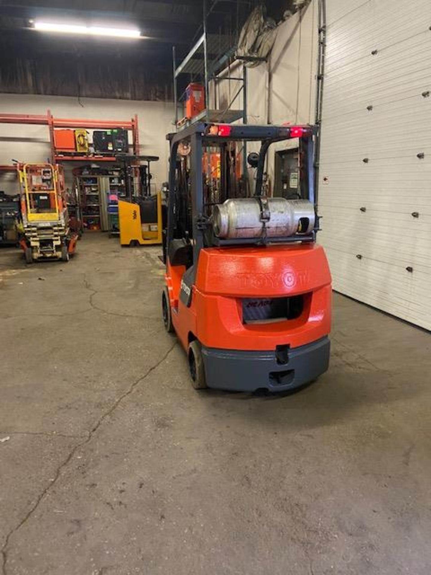FREE CUSTOMS - Toyota 5000lbs capacity LPG (propane) Forklift with sideshift and 3-stage Mast - Image 3 of 3