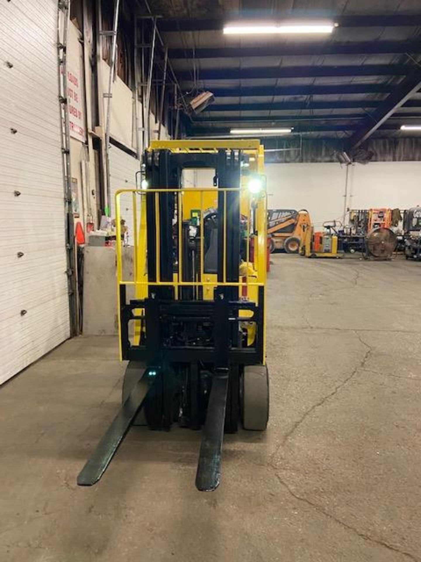 FREE CUSTOMS - 2013 Hyster 5000lbs Capacity Forklift Electric with 3-STAGE MAST with sideshift - Image 2 of 3