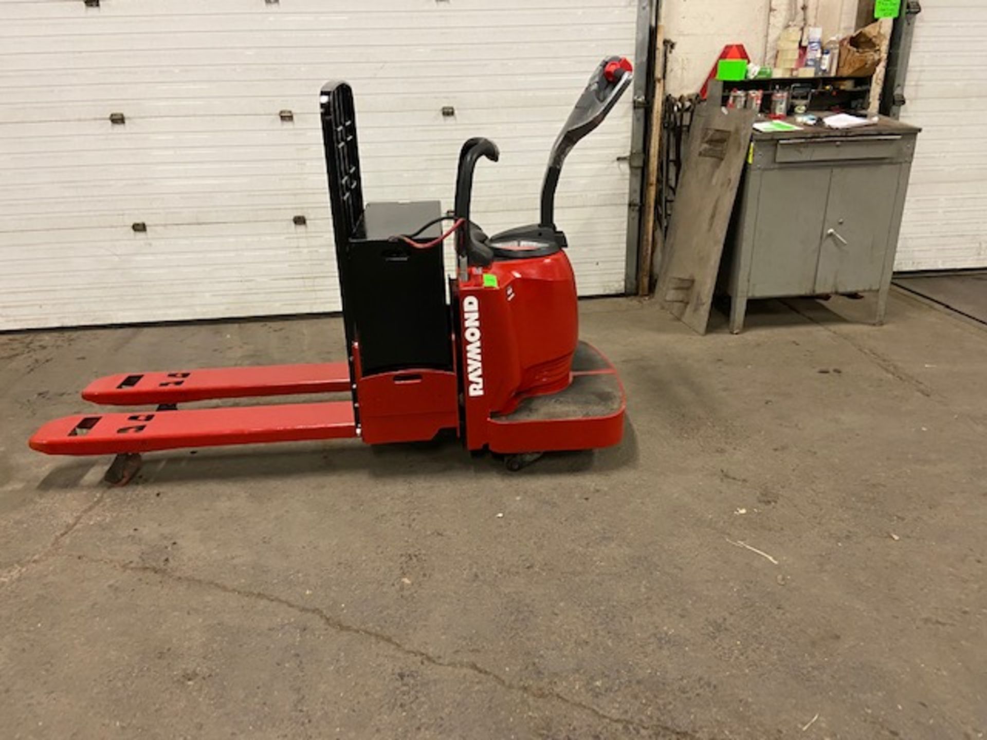 2006 Raymond Ride On Electric Powered Pallet Cart Walkie Lift 6000lbs capacity with LOW HOURS