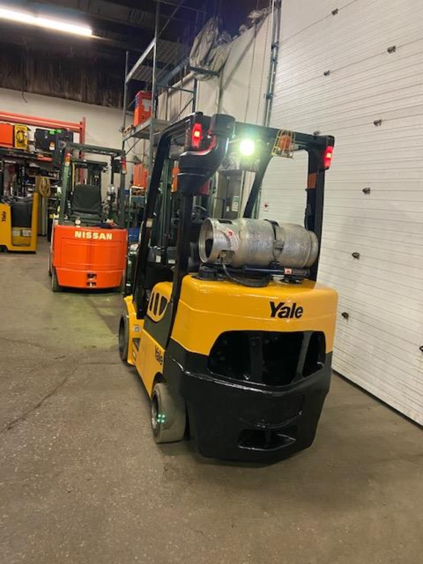 FREE CUSTOMS - 2016 Yale 7000lbs Capacity Forklift LPG (propane) with 3-STAGE MAST with - Image 3 of 3