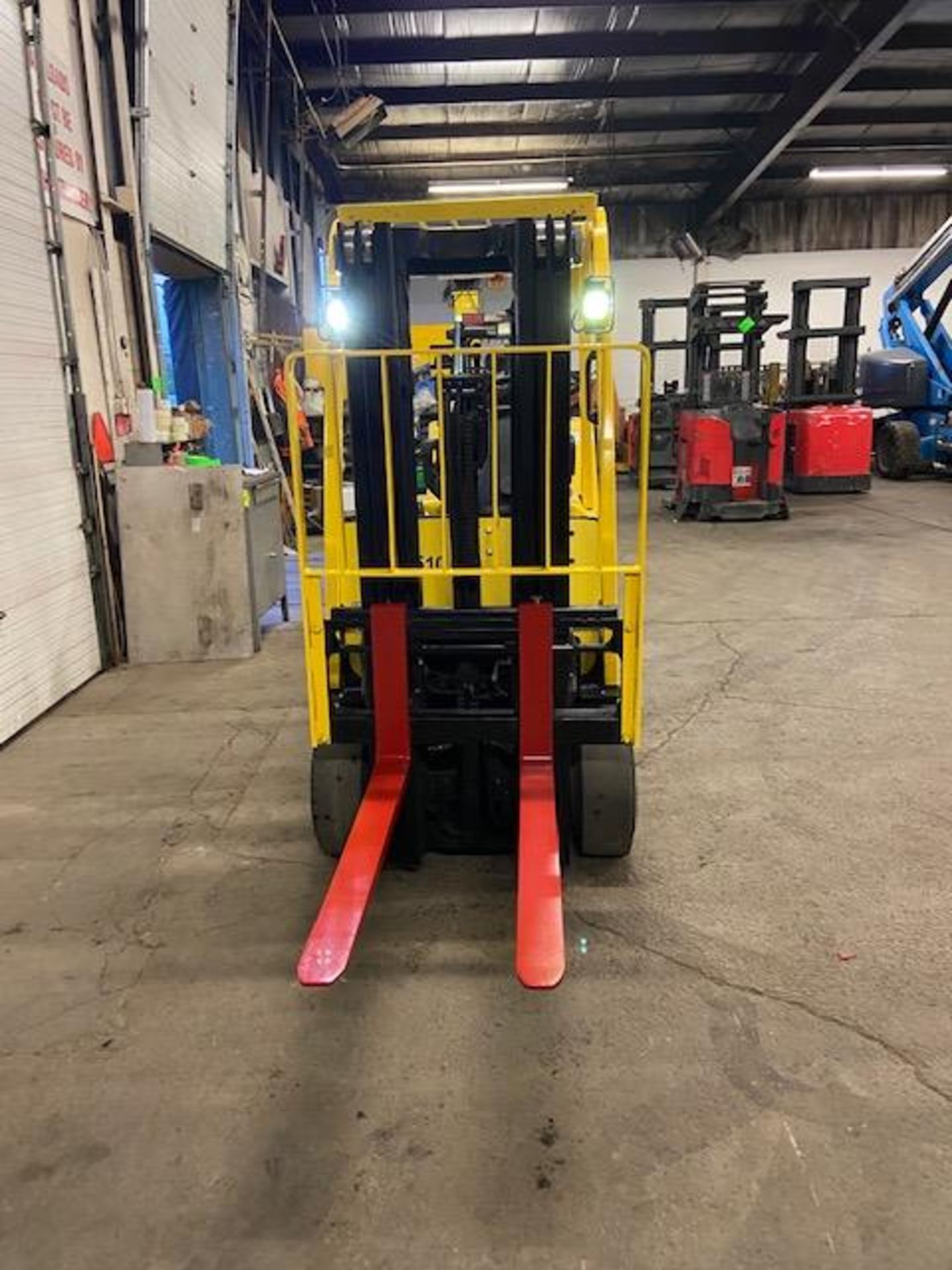 FREE CUSTOMS - 2016 Hyster 5000lbs Capacity Forklift Electric with 3-STAGE MAST with sideshift & - Image 2 of 3