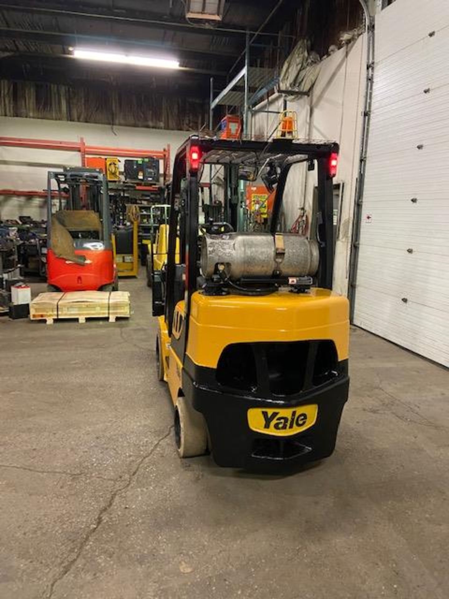 FREE CUSTOMS - 2016 Yale 7000lbs Capacity Forklift LPG (propane) with 3-STAGE MAST with - Image 3 of 3