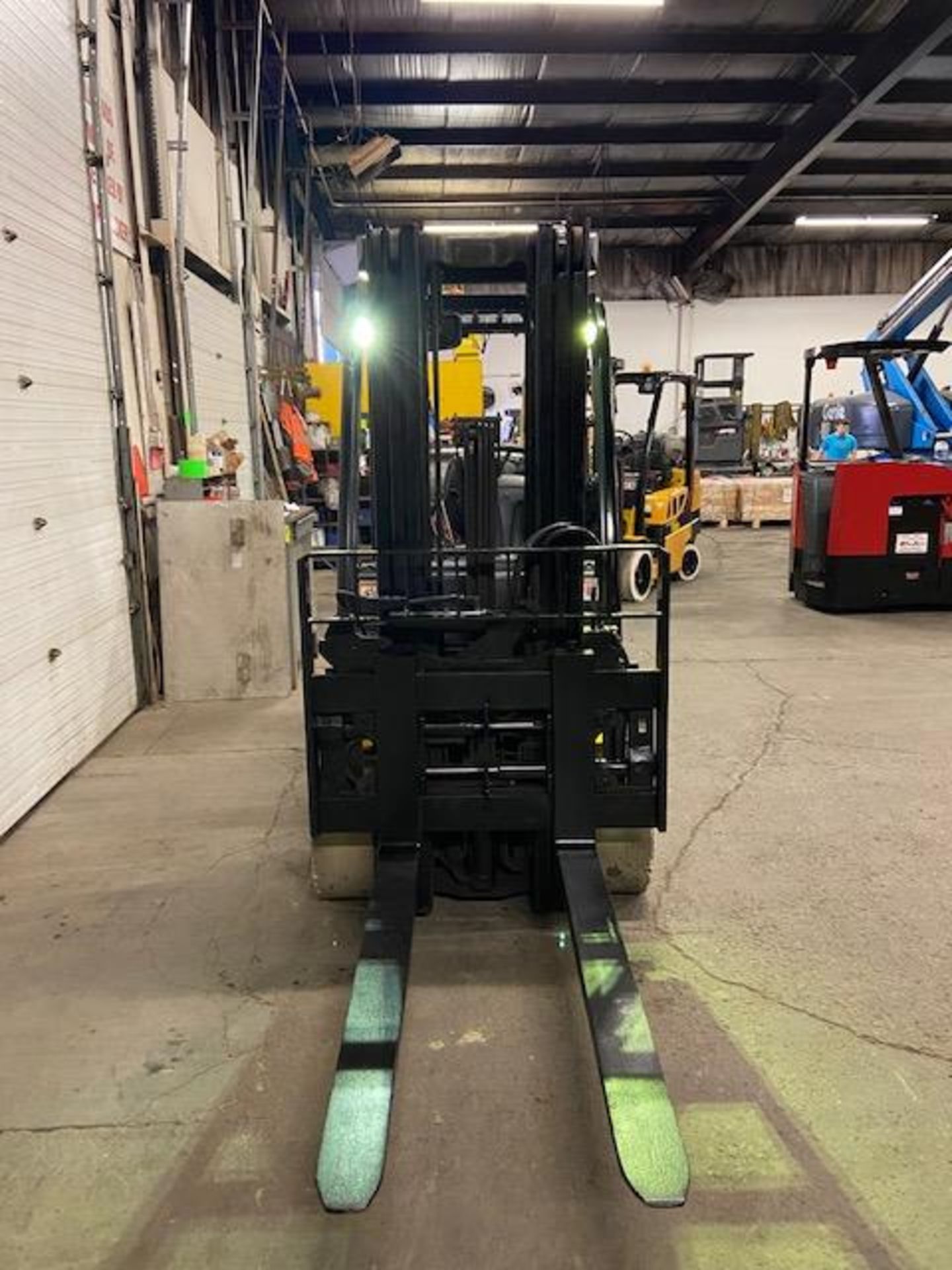 FREE CUSTOMS - 2017 Yale 7000lbs Capacity GLC70 Forklift LPG (propane) with 3-STAGE MAST with - Image 2 of 3