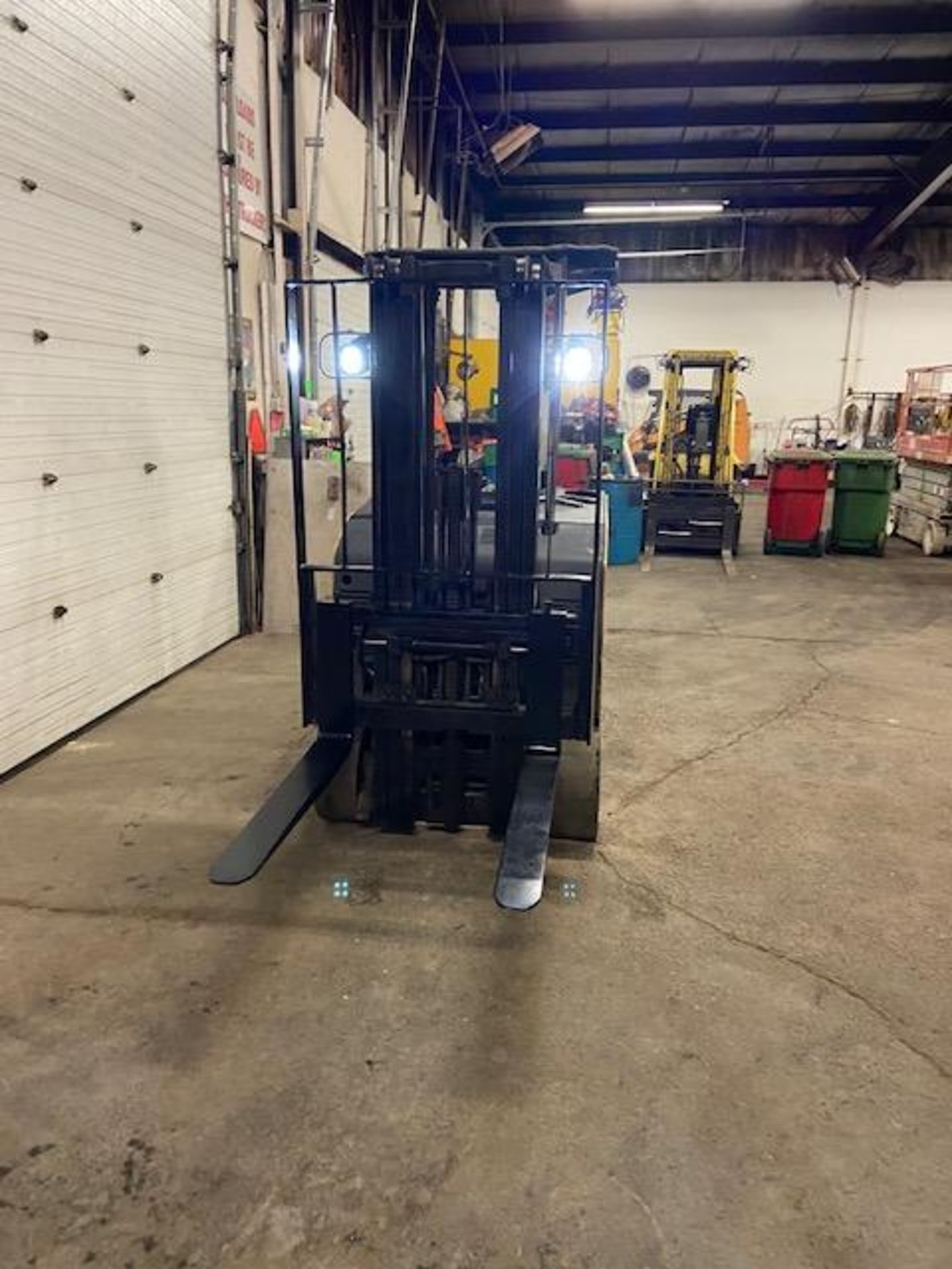 FREE CUSTOMS - 2013 YALE 4000lbs Capacity Stand On Forklift Electric with sideshift and 3 stage - Image 2 of 3