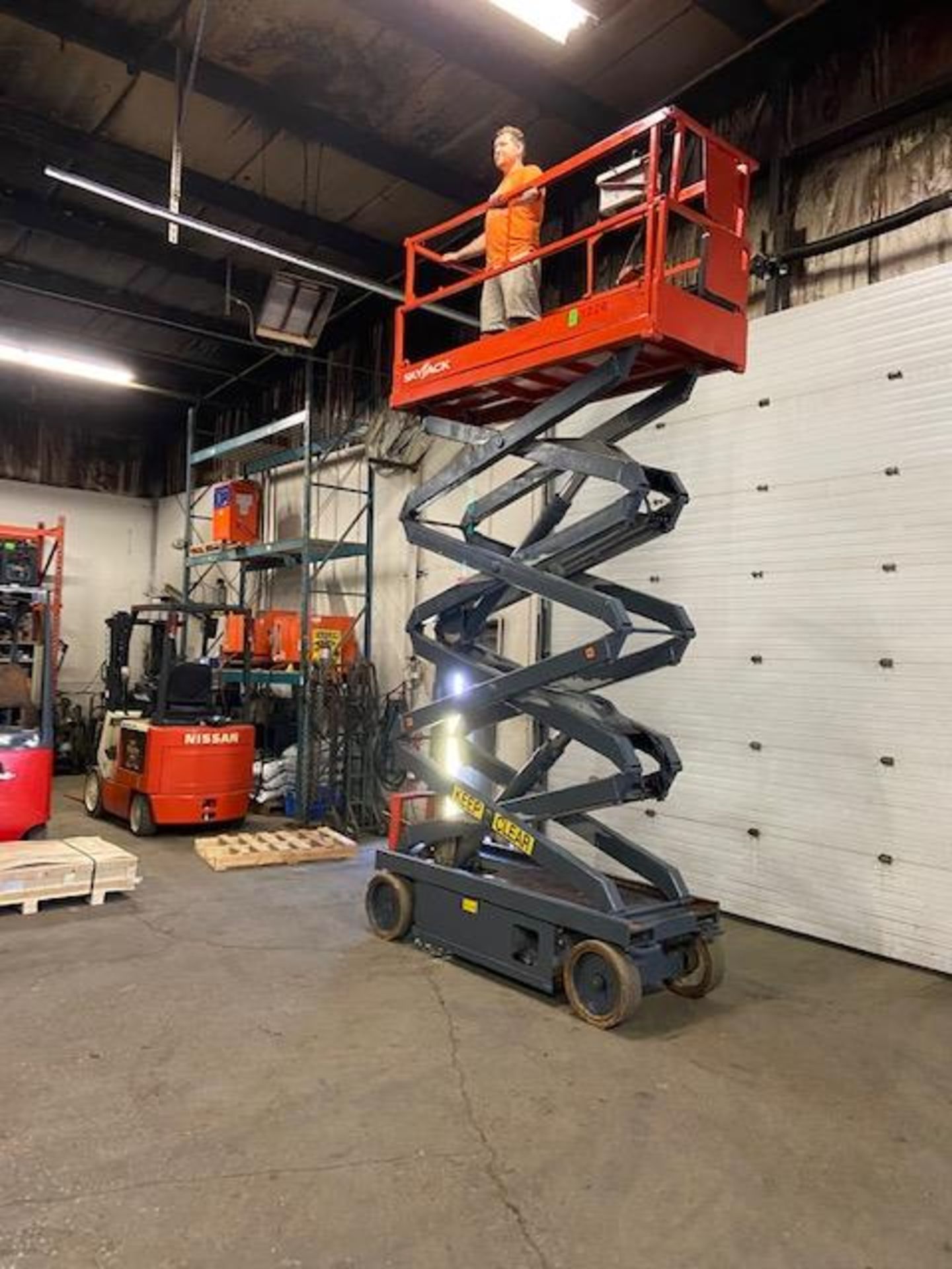 SkyJack III Electric Scissor Lift model 3226 - 26 feet lift, 32 inch width deck with pendant - Image 3 of 3