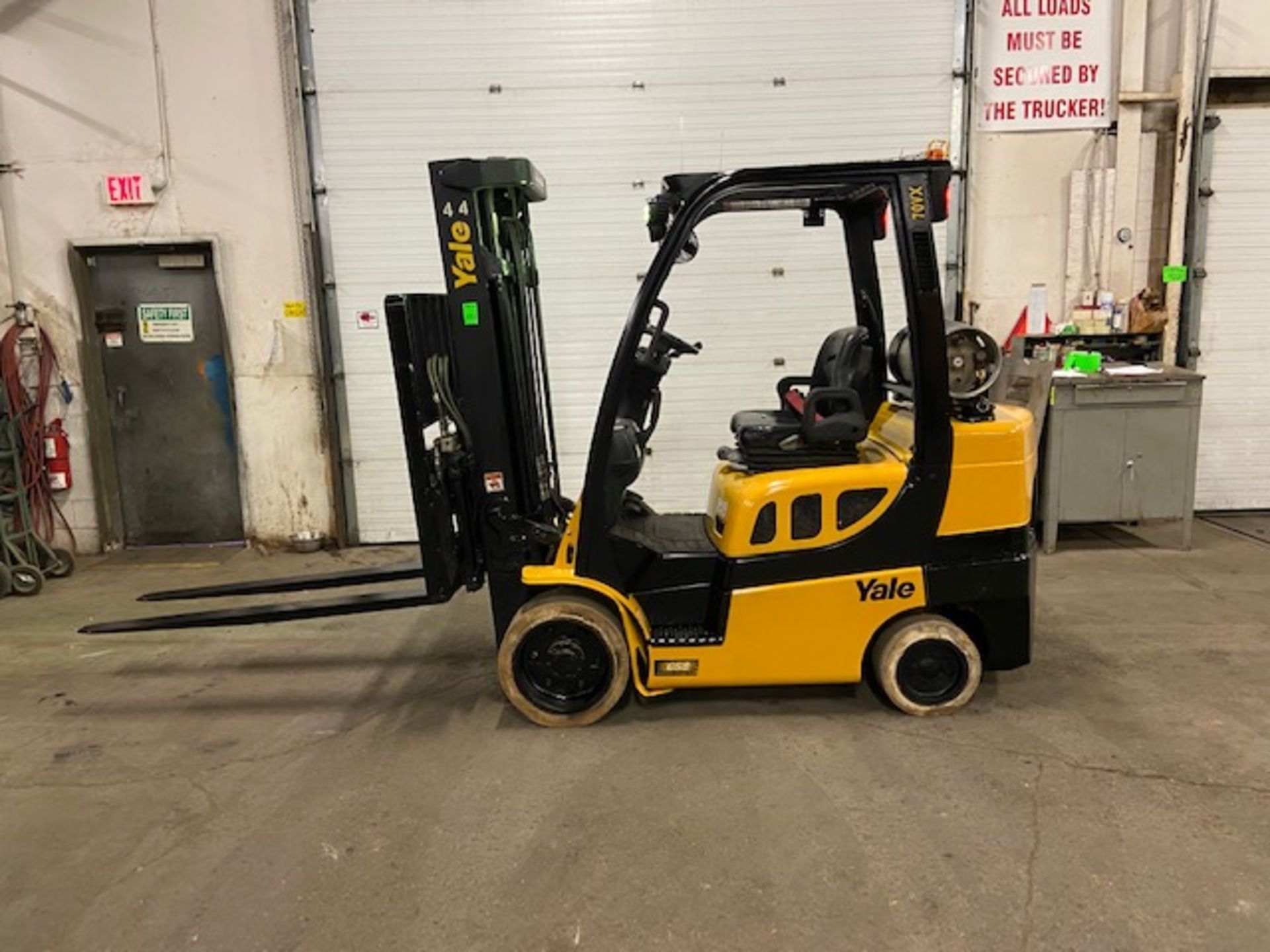 FREE CUSTOMS - 2016 Yale 7000lbs Capacity Forklift LPG (propane) with 3-STAGE MAST with