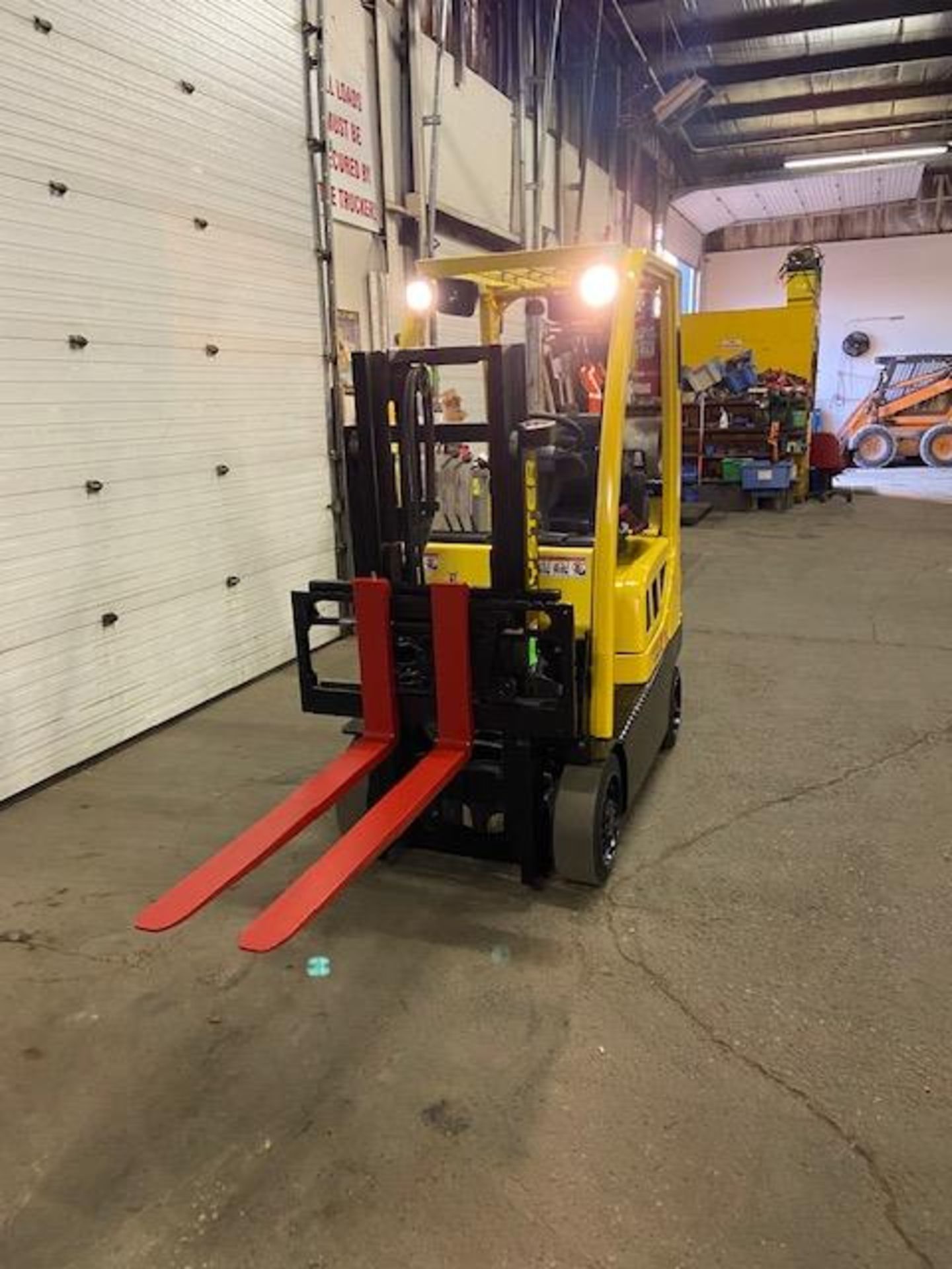 FREE CUSTOMS - 2015 Hyster 3000lbs Capacity Forklift LPG (propane) with sideshift (no propane tank - Image 2 of 3