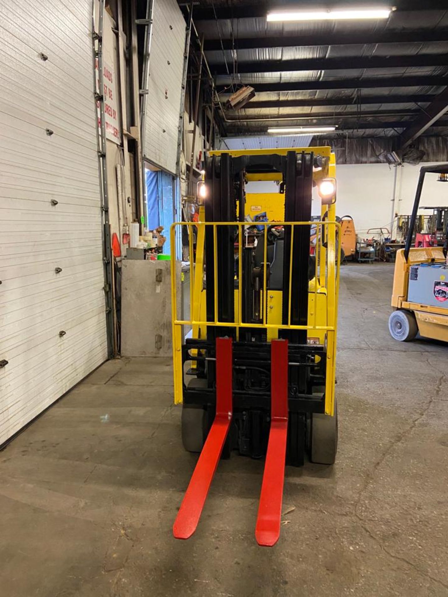 FREE CUSTOMS - 2012 Hyster 5000lbs Capacity Forklift Electric with 3-STAGE MAST with sideshift - Image 2 of 3