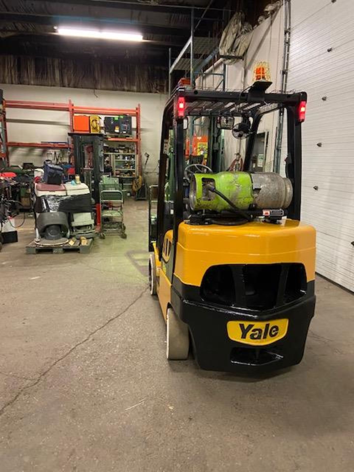 FREE CUSTOMS - 2017 Yale 7000lbs Capacity GLC70 Forklift LPG (propane) with 3-STAGE MAST with - Image 3 of 3