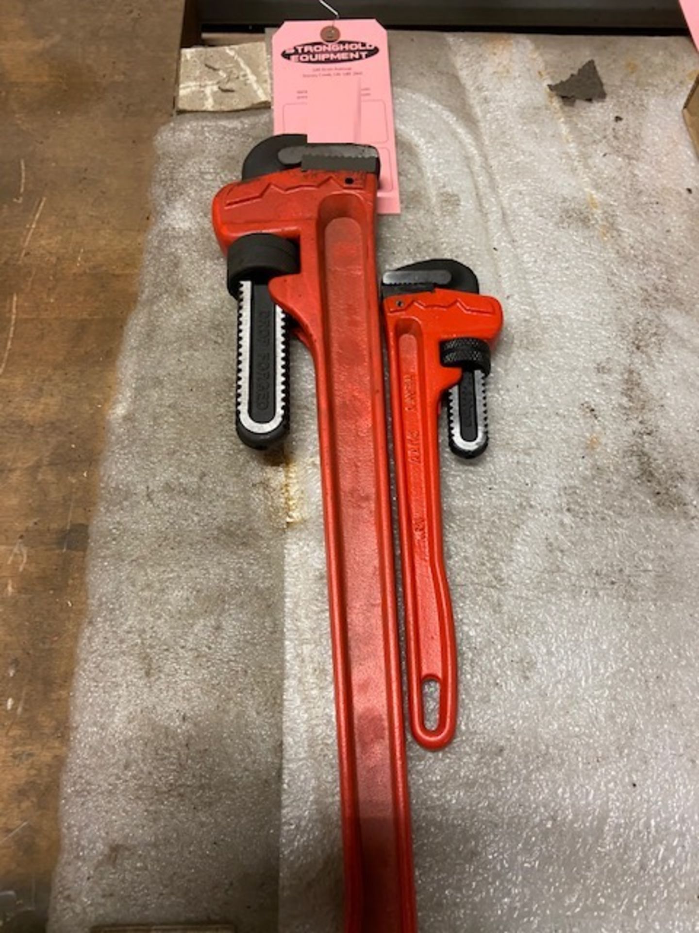 Lot of 2 (2 units) Pipe Wrenches 10" and 20"