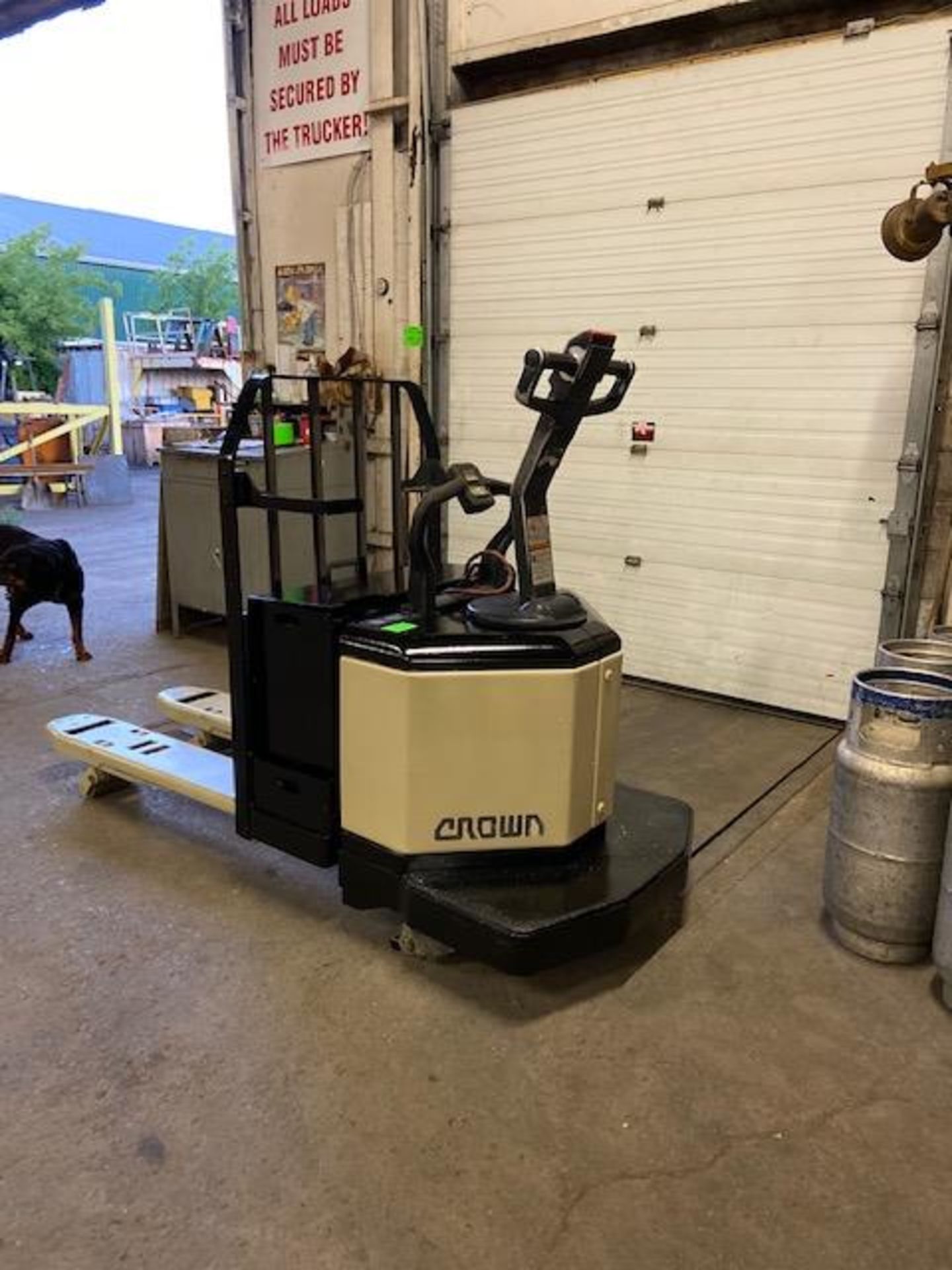 CROWN Electric Ride on Powered Pallet Cart Lift with POWER STEERING 6000lbs capacity 4' Long with - Image 2 of 2