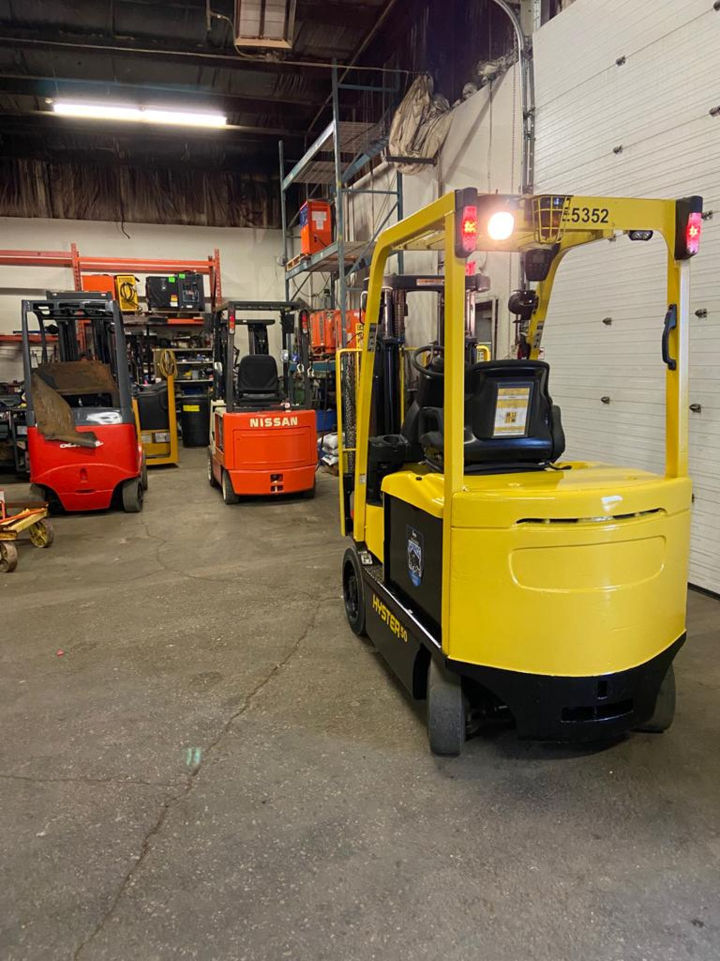 FREE CUSTOMS - 2012 Hyster 5000lbs Capacity Forklift Electric with 3-STAGE MAST with sideshift - Image 3 of 3