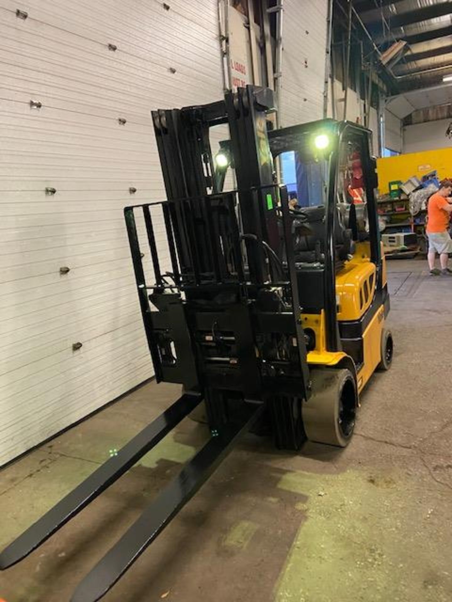 FREE CUSTOMS - 2016 Yale 7000lbs Capacity Forklift LPG (propane) with 3-STAGE MAST with - Image 2 of 3