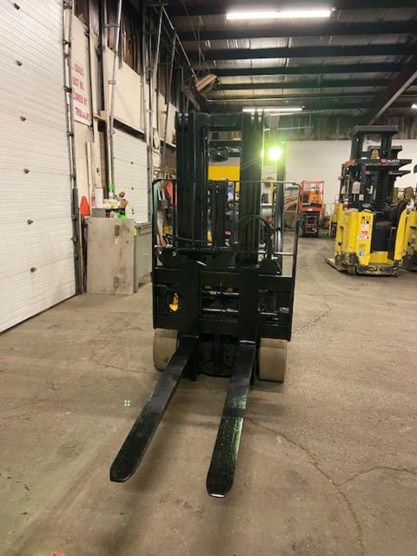 FREE CUSTOMS - 2016 Yale 7000lbs Capacity Forklift LPG (propane) with 3-STAGE MAST with - Image 2 of 3