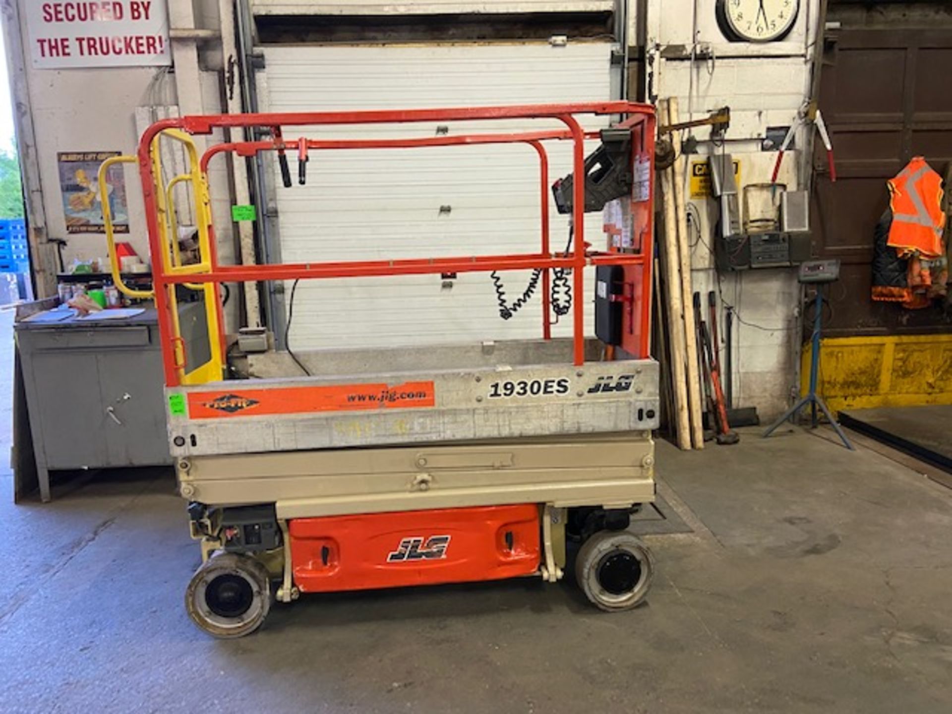 2010 JLG 1930 ES Electric Motorized Scissor Lift - with Extendable Platform Deck with pendant - Image 2 of 3