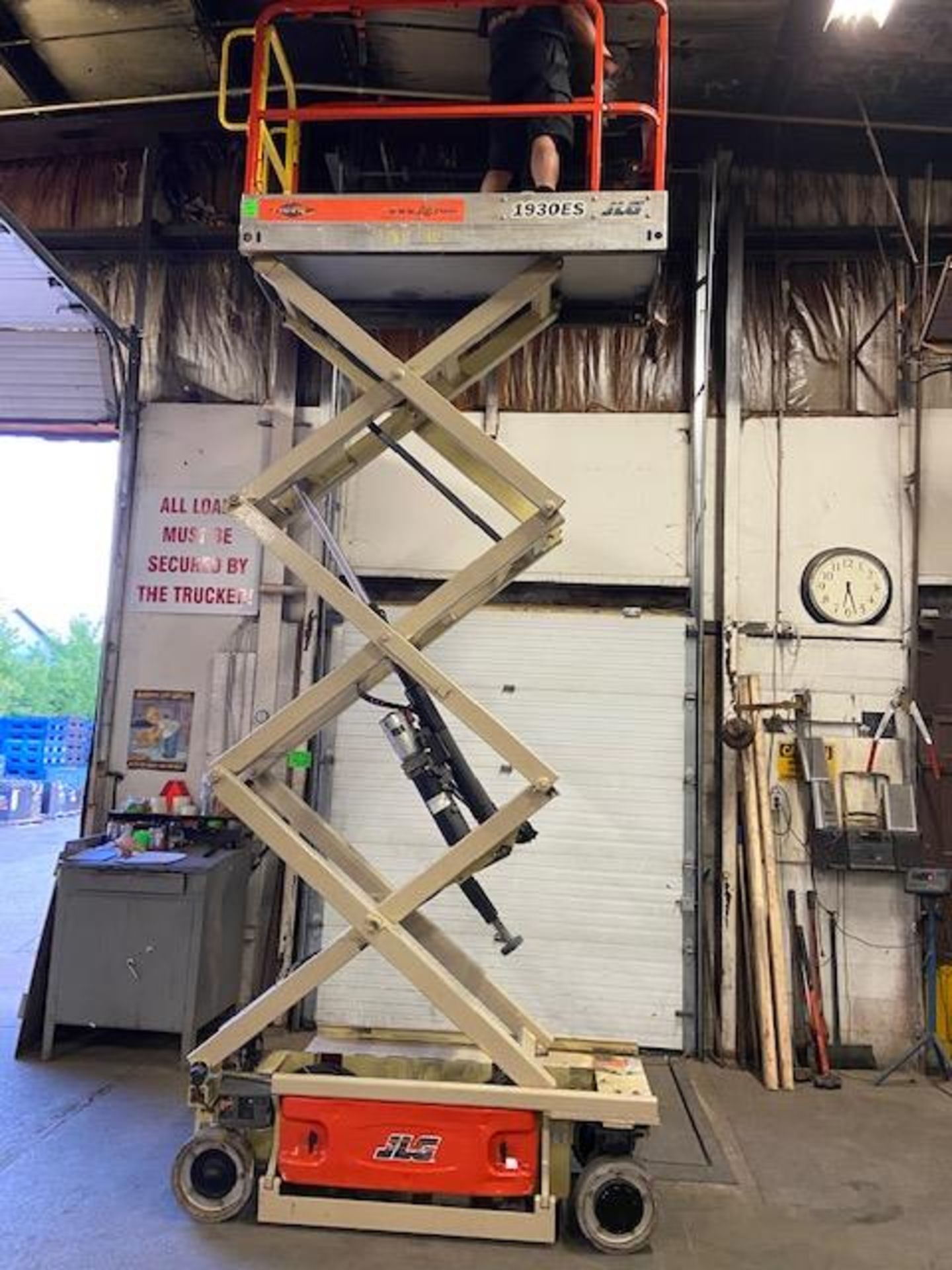 2010 JLG 1930 ES Electric Motorized Scissor Lift - with Extendable Platform Deck with pendant