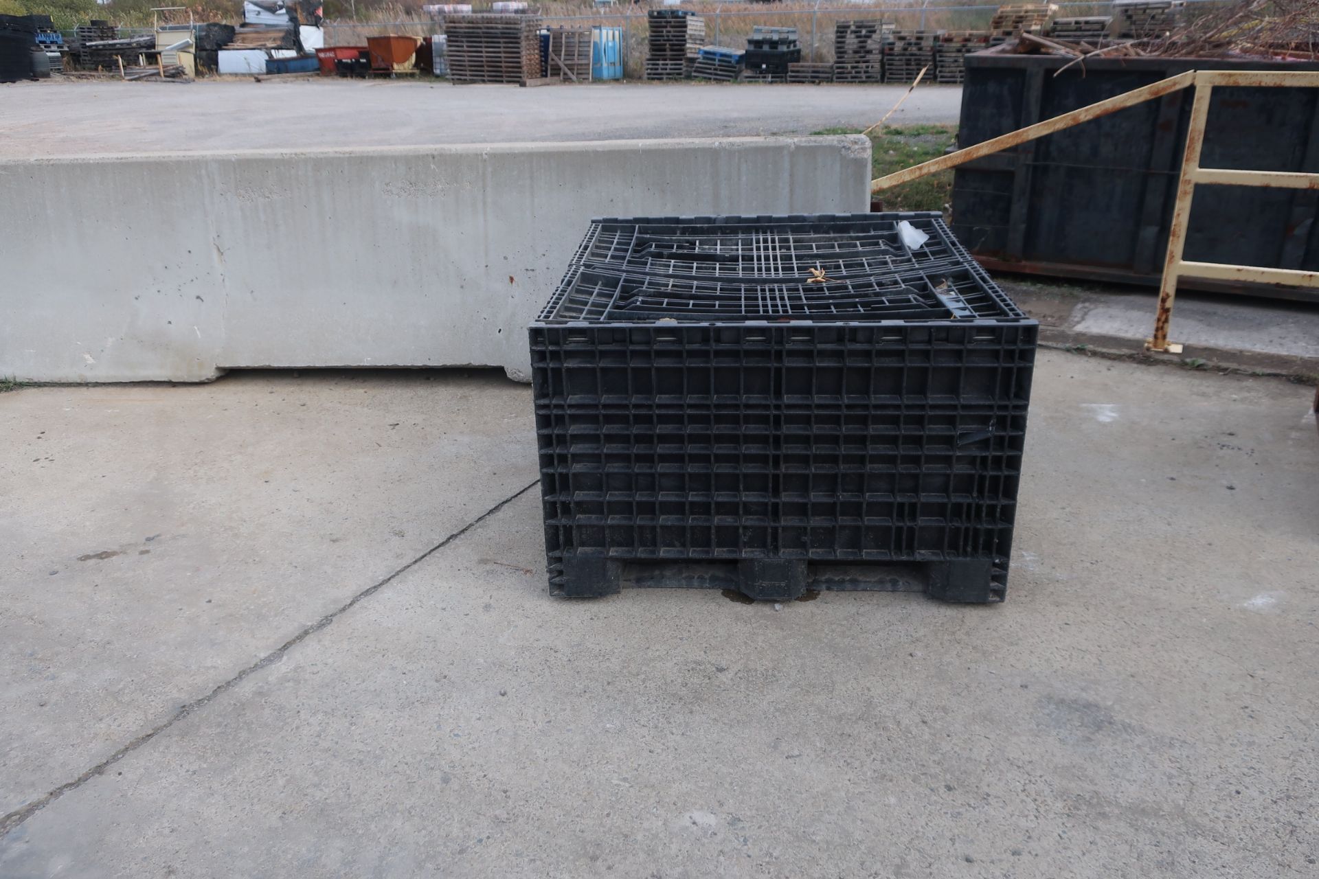 8 X Plastic Folding Bins 48" x 45" Stackable (8 TIMES THE BID) - Image 3 of 4