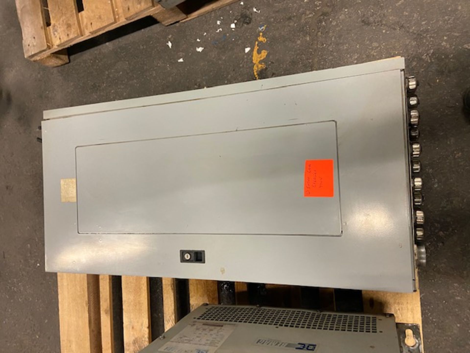 Eaton Electrical Panel 60 amp 480V - Image 2 of 2
