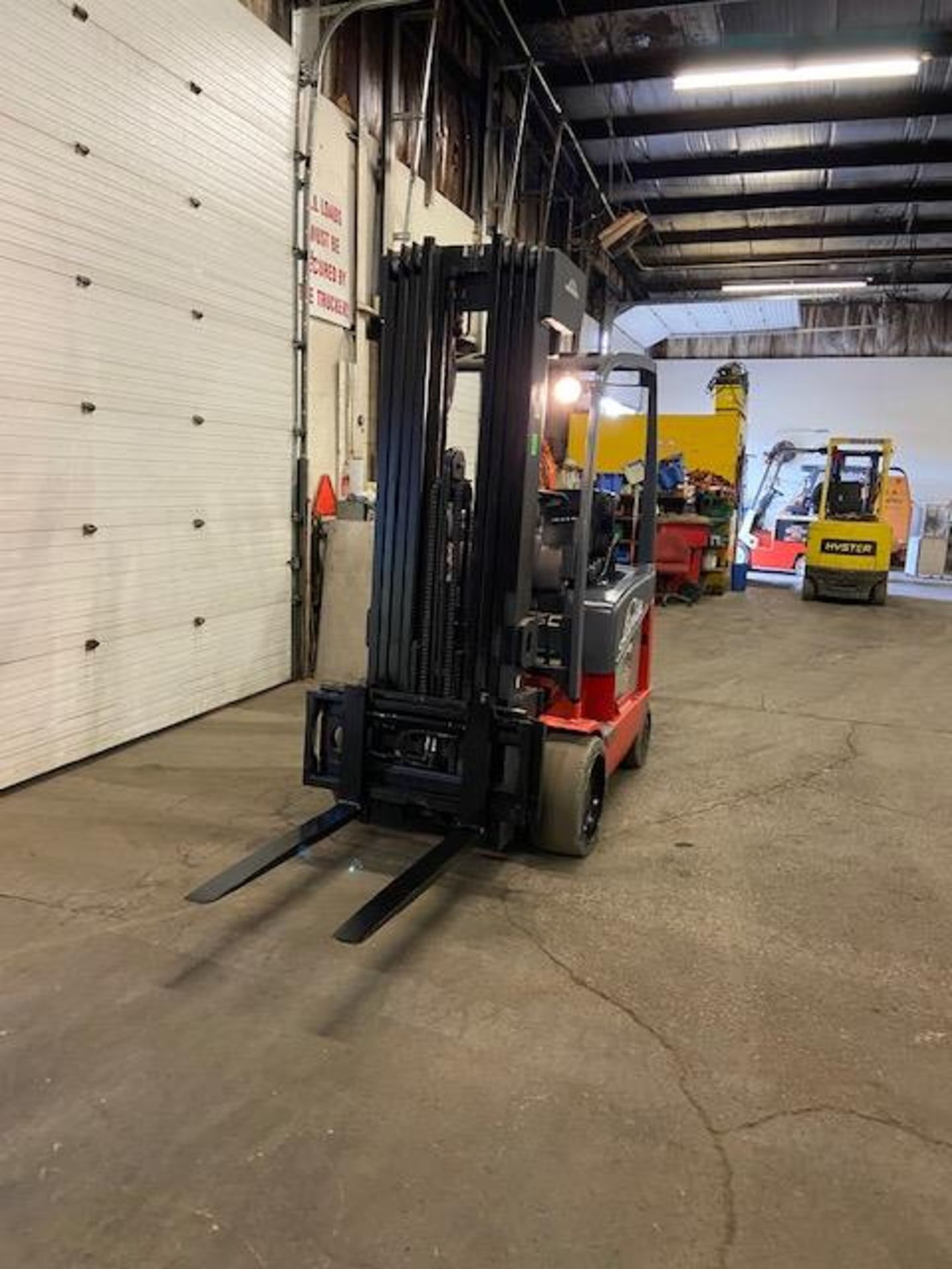 FREE CUSTOMS - Linde 5000lbs Capacity Forklift Electric with sideshift and 4-STAGE mast with LOW - Image 2 of 4