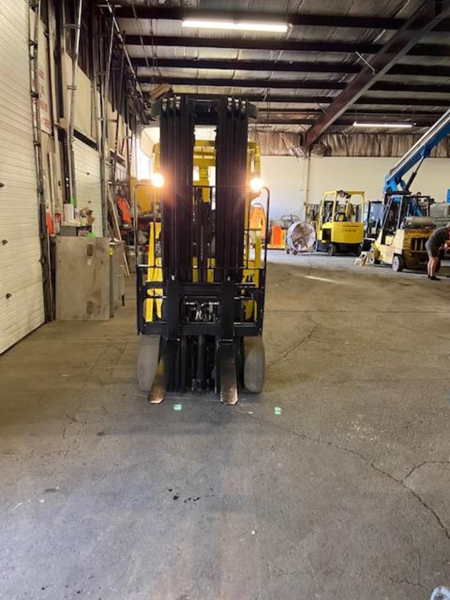 FREE CUSTOMS - 2013 Hyster 5000lbs Capacity Forklift Electric with 4-STAGE MAST with sideshift - Image 2 of 3