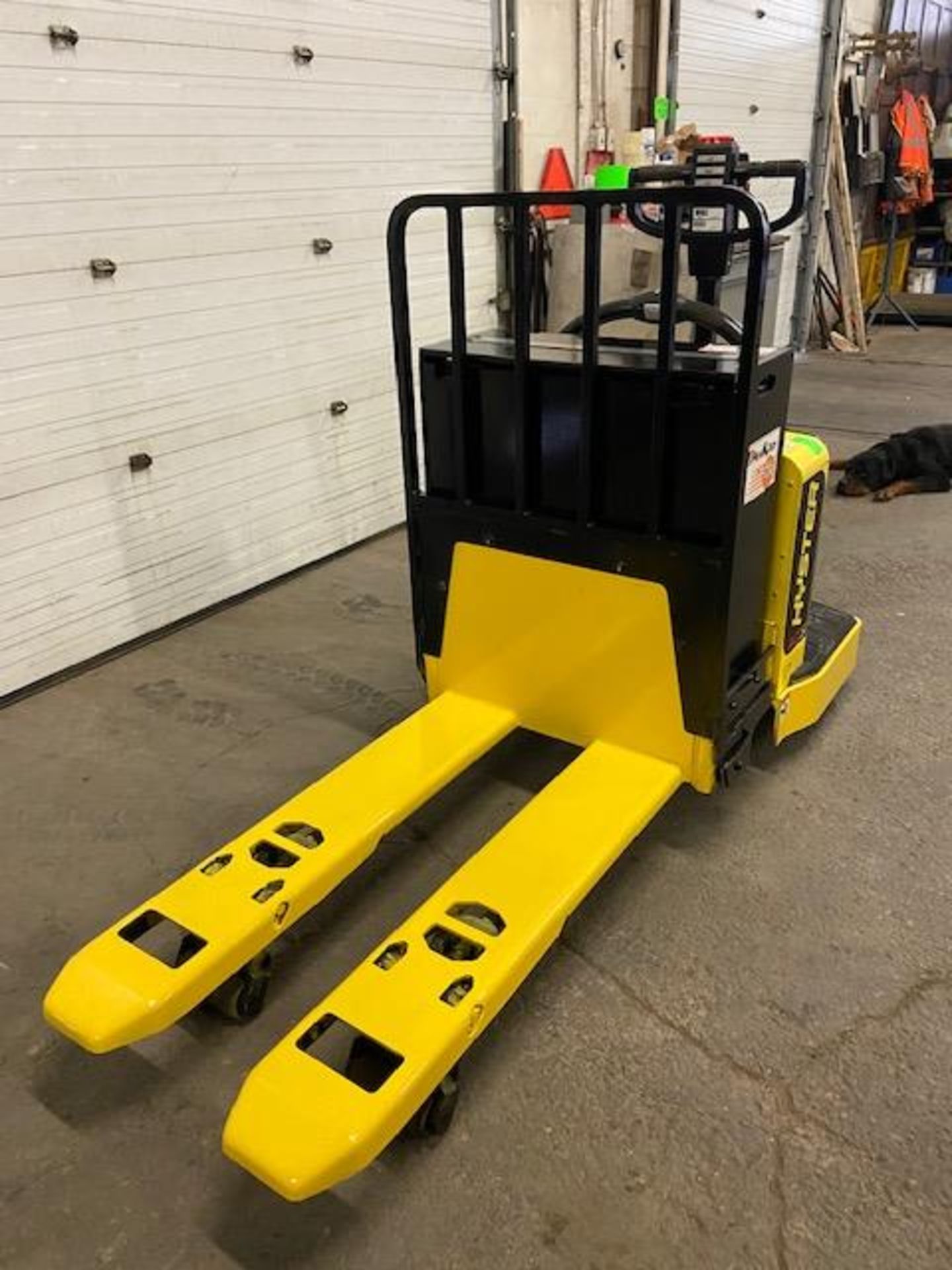 2011 Hyster RIDE ON Electric Powered Pallet Cart Walkie Lift 6000lbs capacity with VERY LOW HOURS - Image 2 of 3
