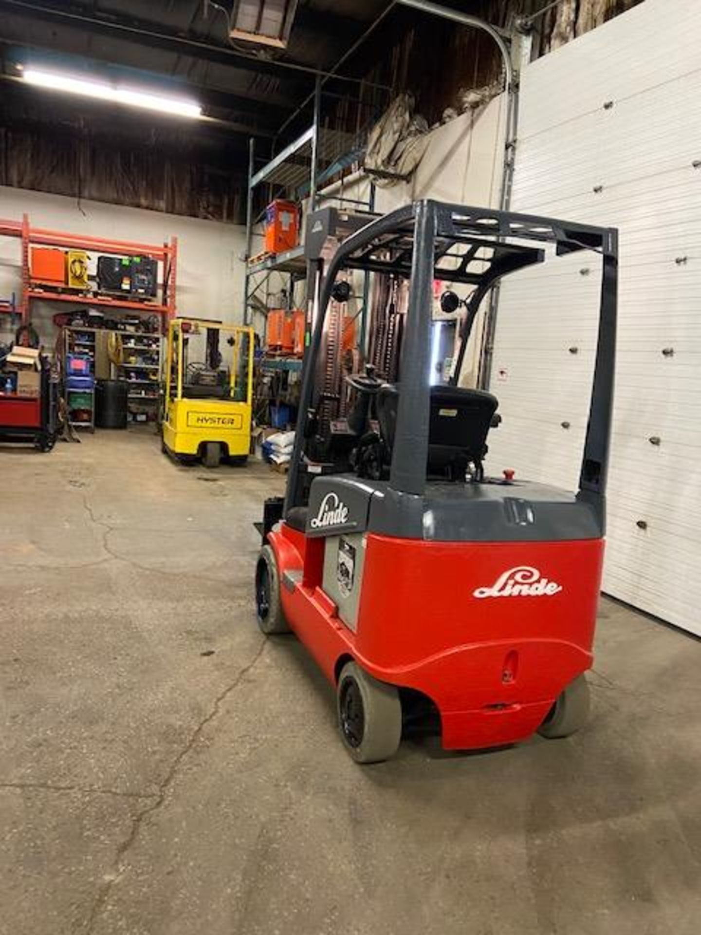 FREE CUSTOMS - Linde 5000lbs Capacity Forklift Electric with sideshift and 4-STAGE mast with LOW - Image 3 of 4