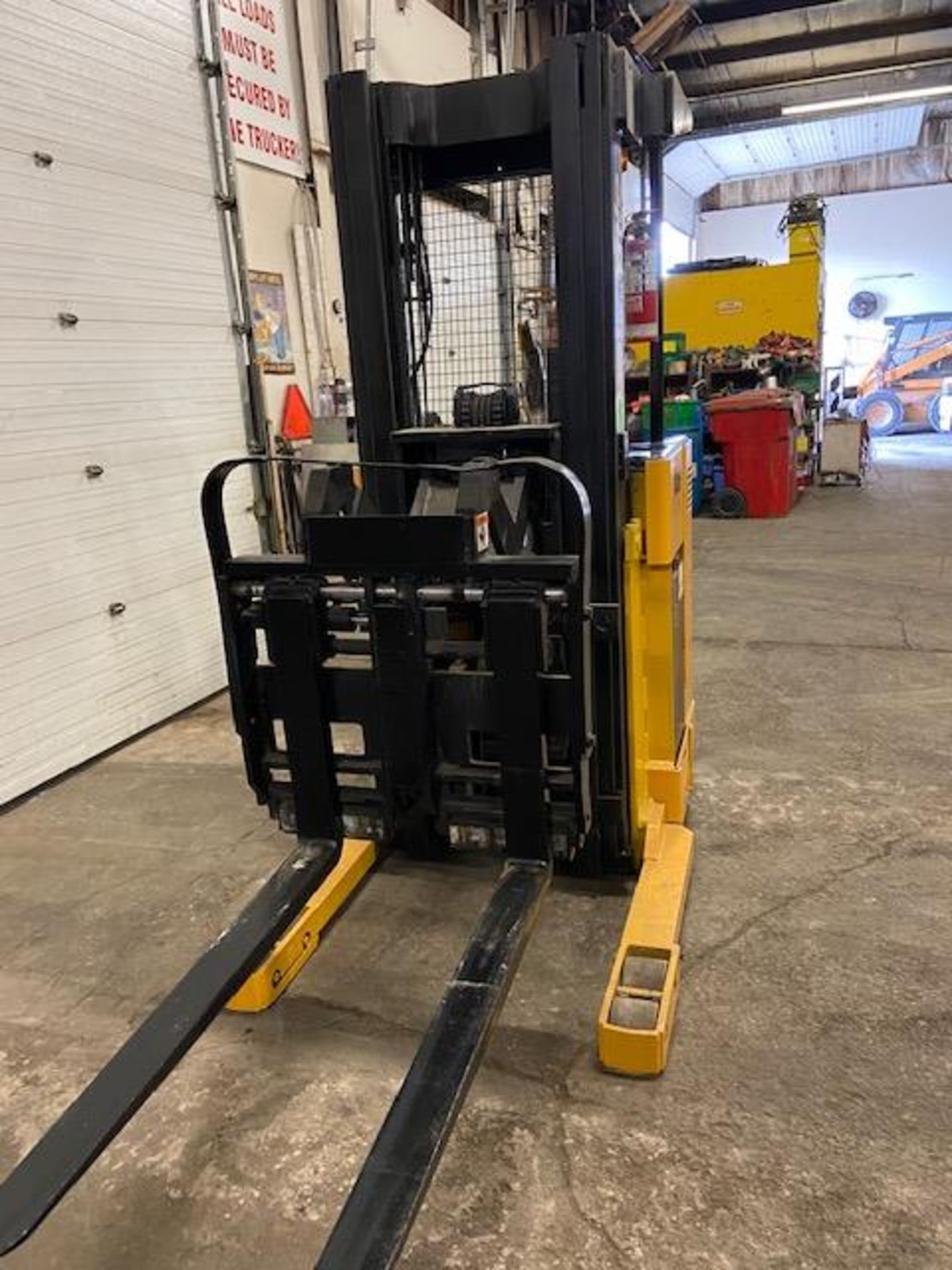 FREE CUSTOMS - Yale Reach Truck Pallet Lifter REACH TRUCK electric 4000lbs with sideshift 3-stage - Image 2 of 3