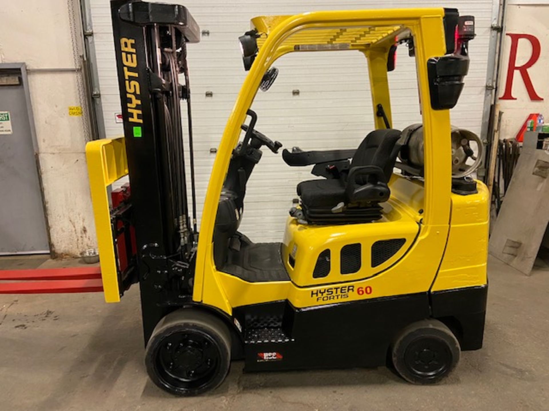 FREE CUSTOMS - 2016 Hyster 6000lbs Capacity Forklift LPG (propane) with 3-STAGE MAST with sideshift