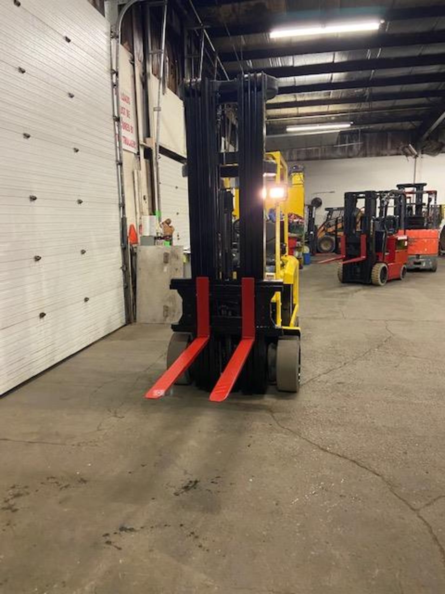 FREE CUSTOMS - Hyster 6500lbs Capacity Forklift Electric with sideshift and 4-STAGE mast with LOW - Image 2 of 3